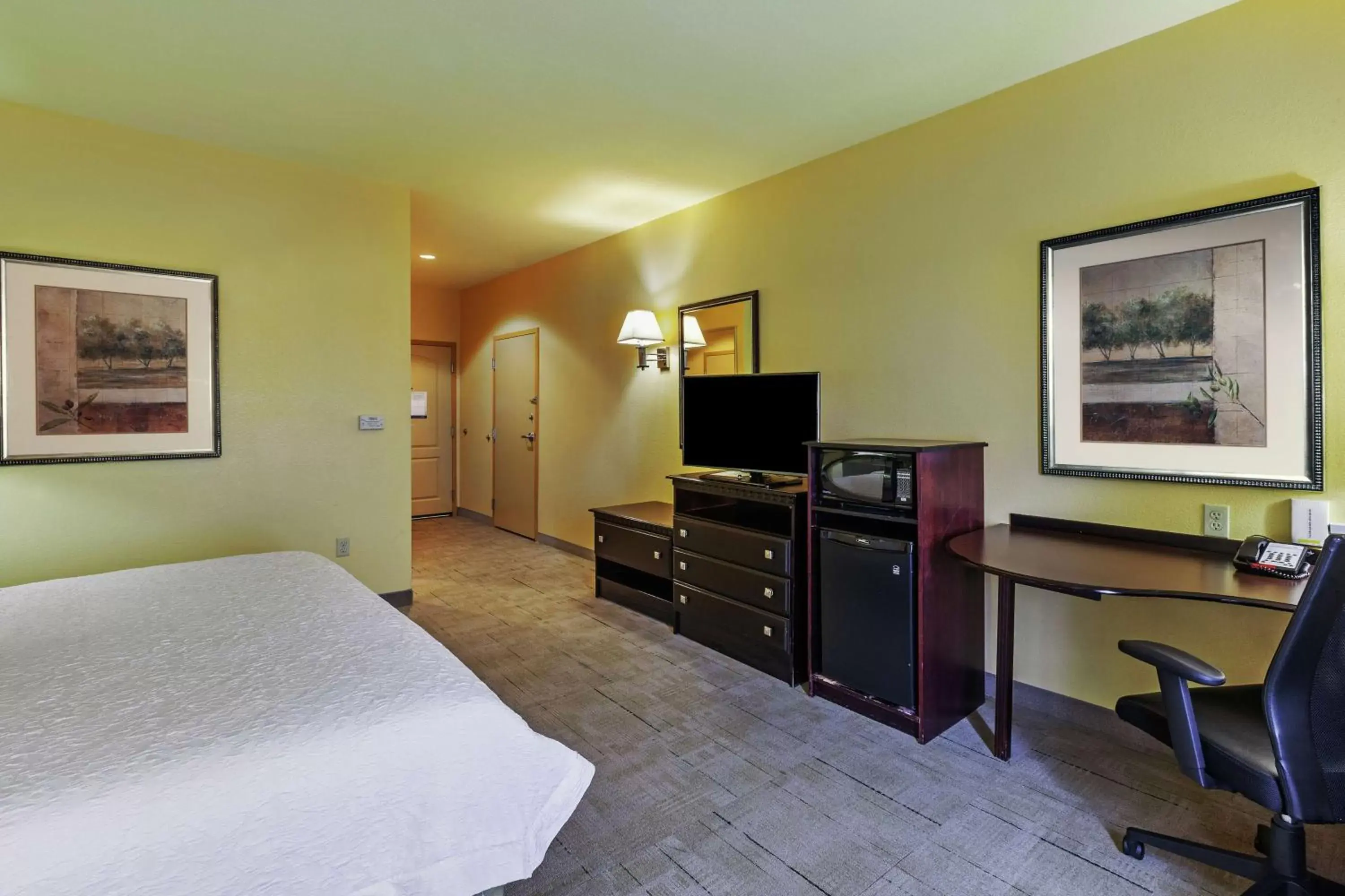 Bedroom, TV/Entertainment Center in Hampton Inn & Suites Owasso