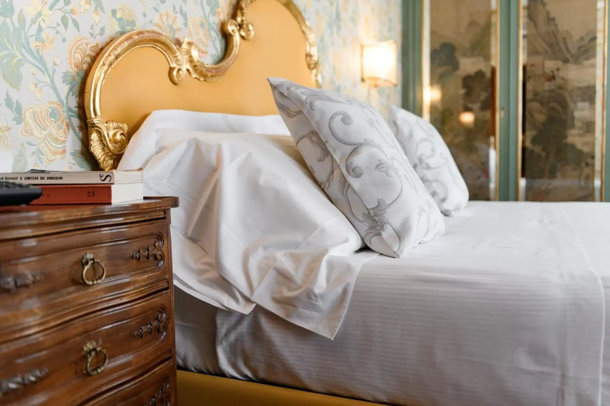 Bed in Hotel Continental Bed in Hotel Continental