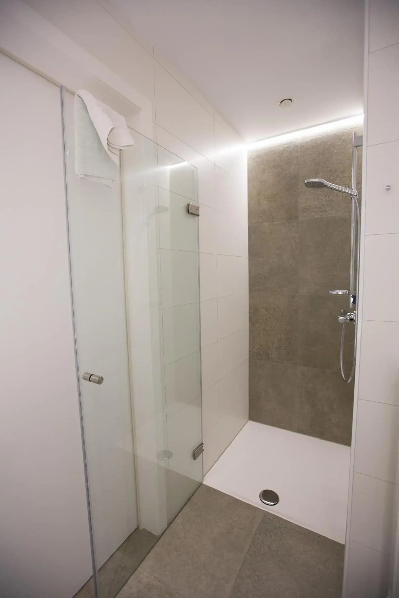 Shower, Bathroom in Albion Hotel