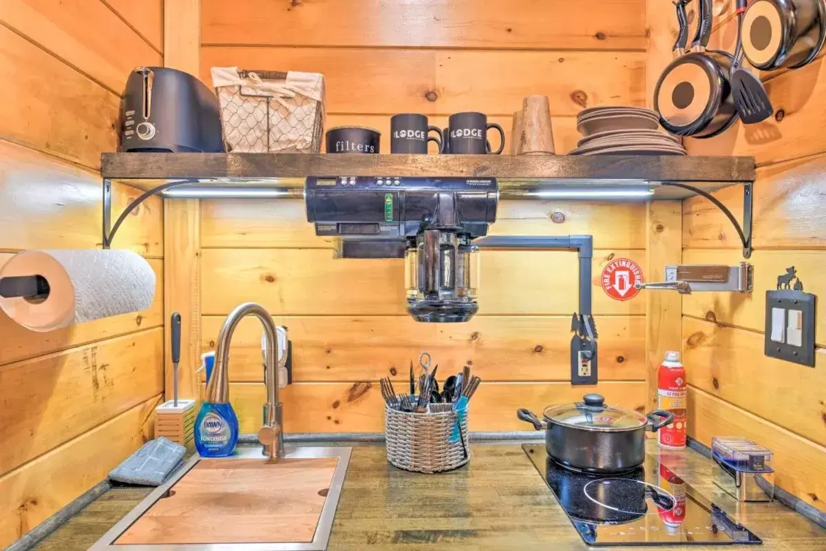 Kitchen/Kitchenette in The Lodge Nantahala River