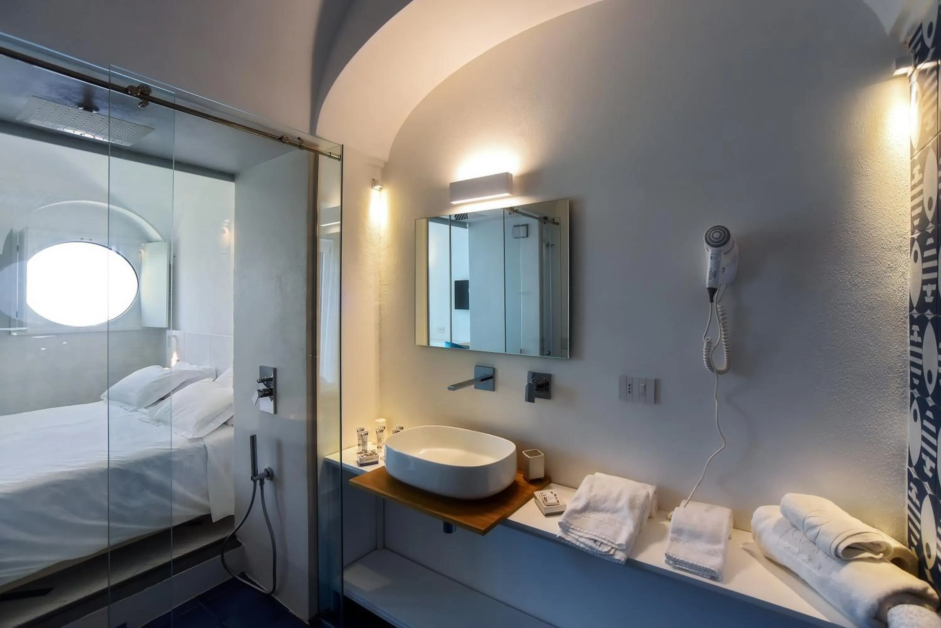 Bathroom, Bed in Hotel Graal