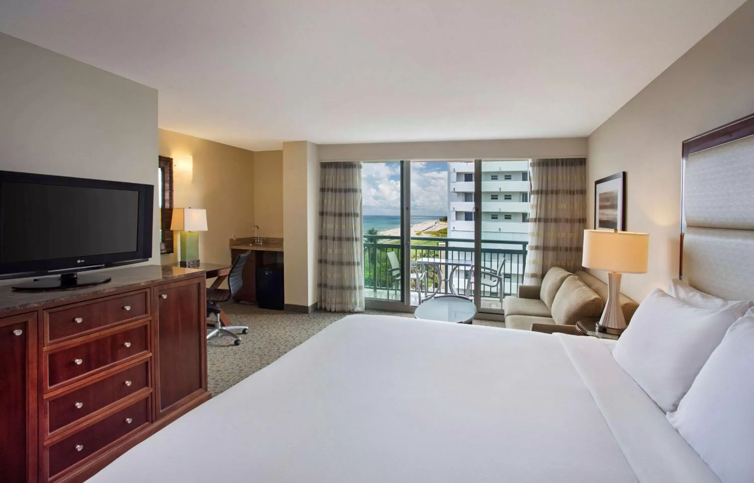 Bed, TV/Entertainment Center in Hilton Singer Island Oceanfront Palm Beaches Resort