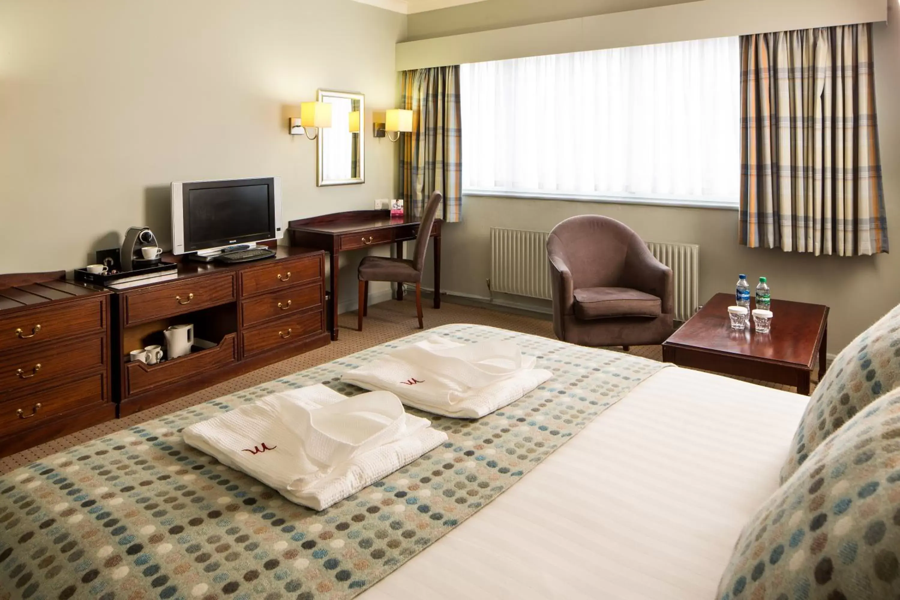 Bed, TV/Entertainment Center in Mercure Perth Hotel