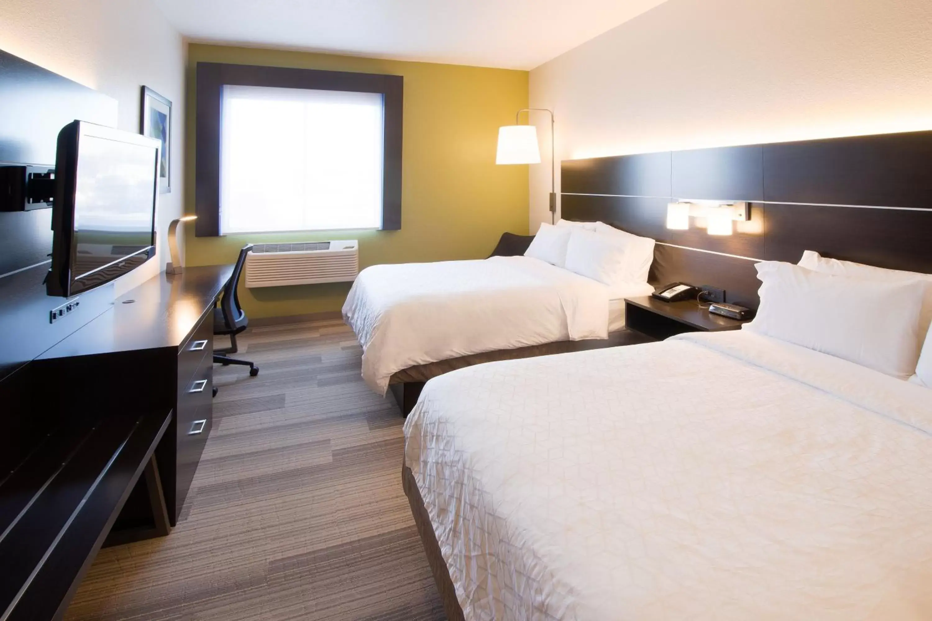 Photo of the whole room, Bed in Holiday Inn Express & Suites - Worthington, an IHG Hotel