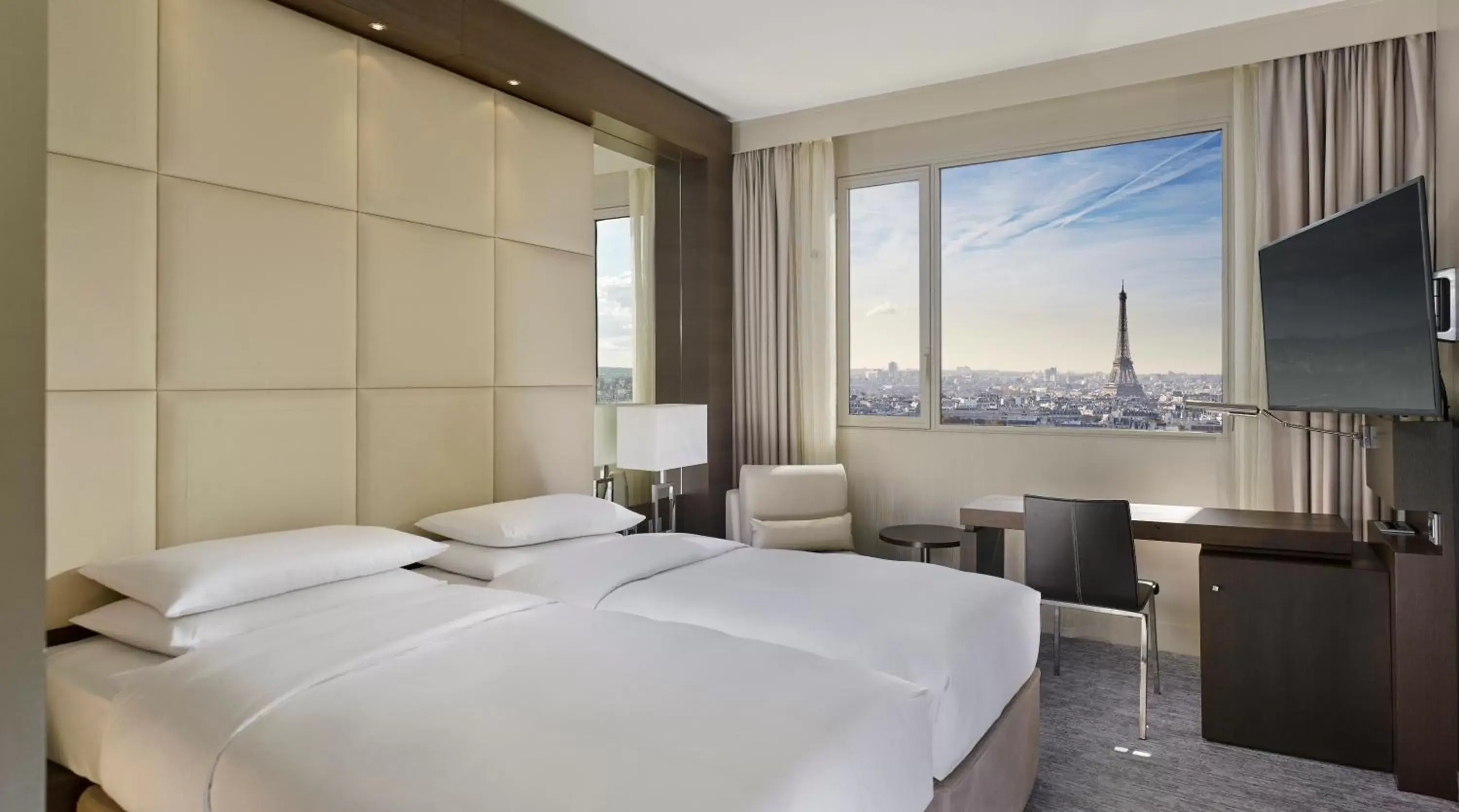 Twin Room with Eiffel Tower View in Hyatt Regency Paris Etoile