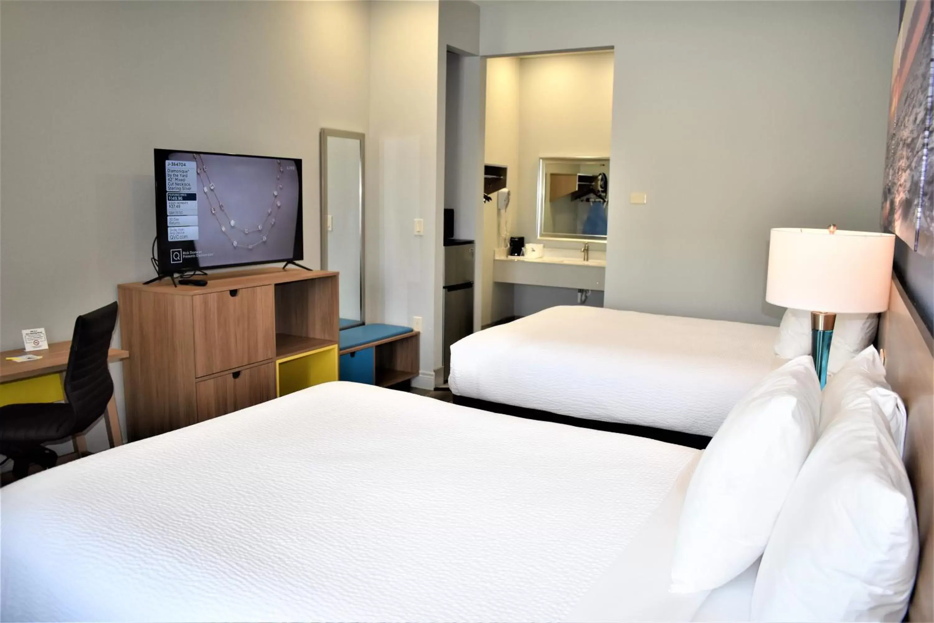 TV and multimedia, Bed in Days Inn & Suites by Wyndham Downtown/University of Houston