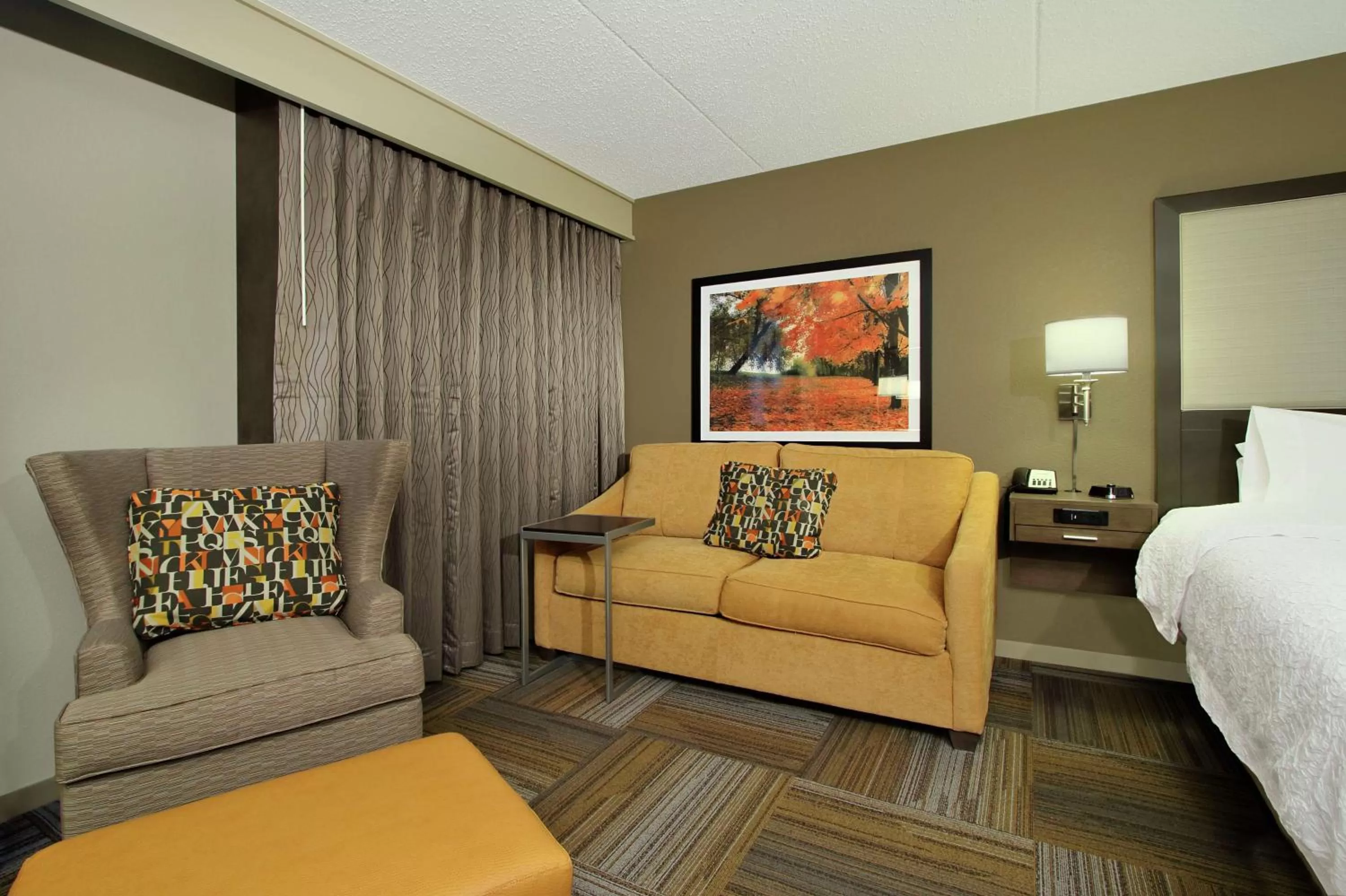 Living room, Bed in Hampton Inn Philadelphia-Great Valley