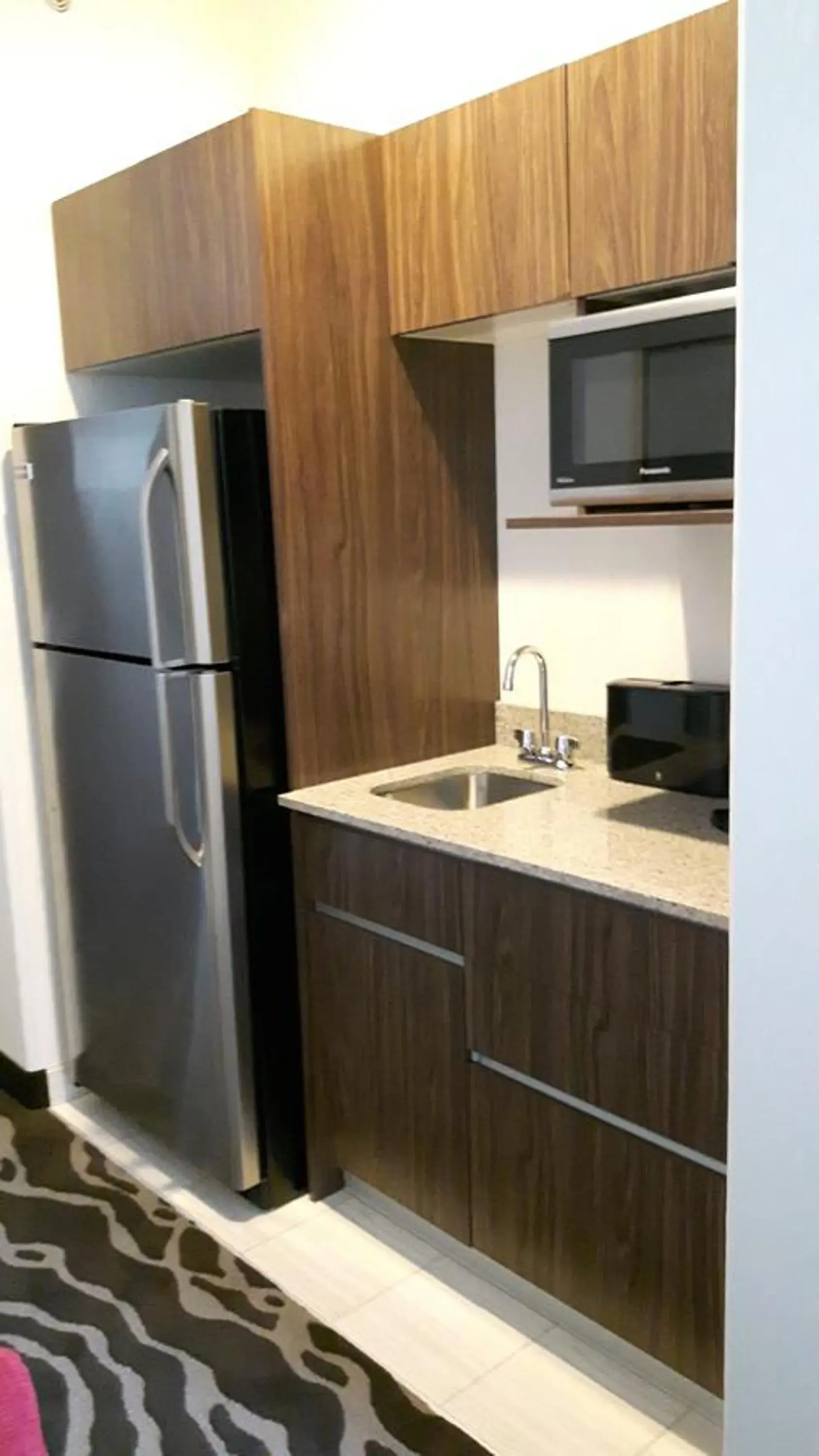 Kitchen or kitchenette, Kitchen/Kitchenette in Encore Suites by Service Plus Inns