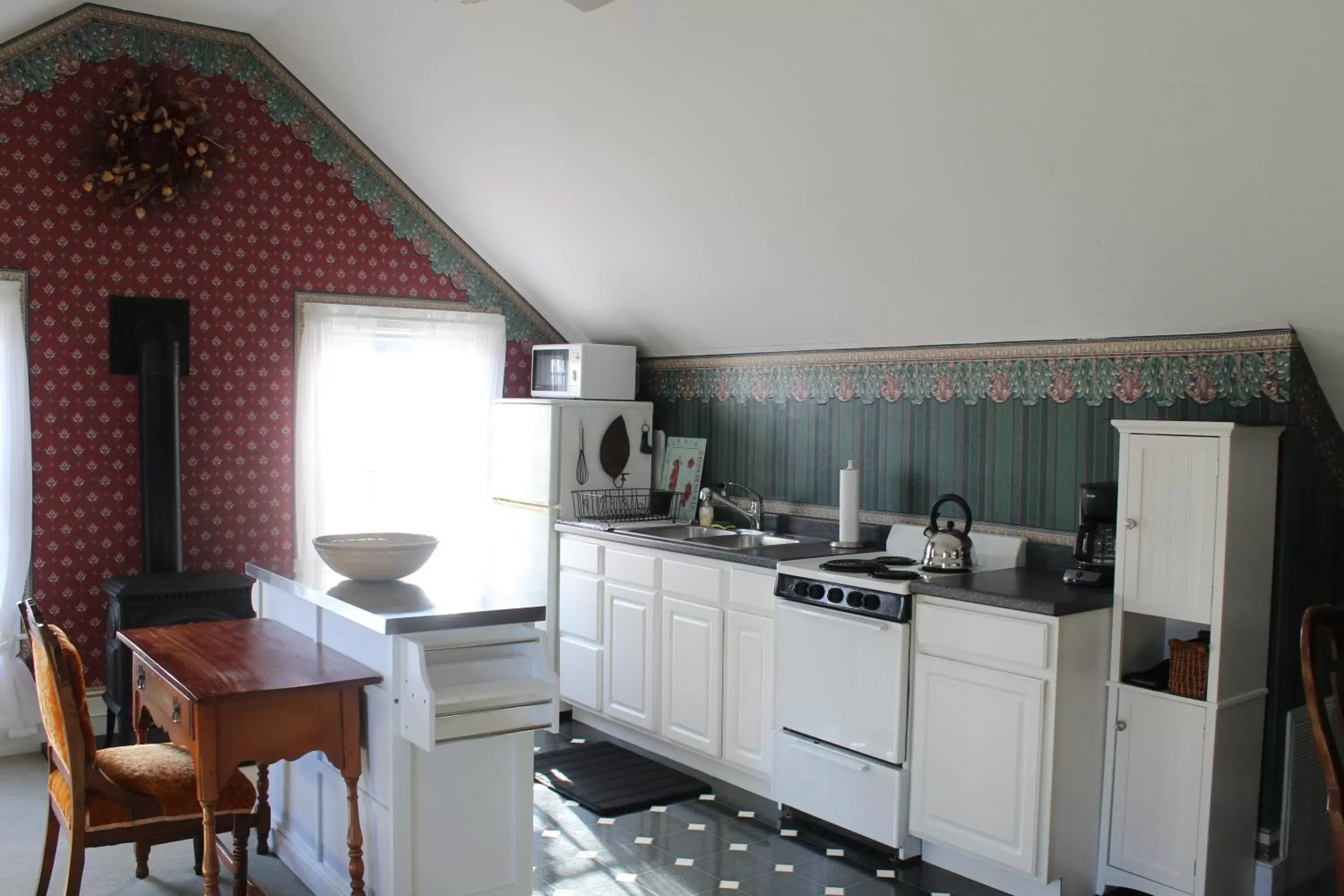 Kitchen or kitchenette, Kitchen/Kitchenette in Old Orchard Beach Inn