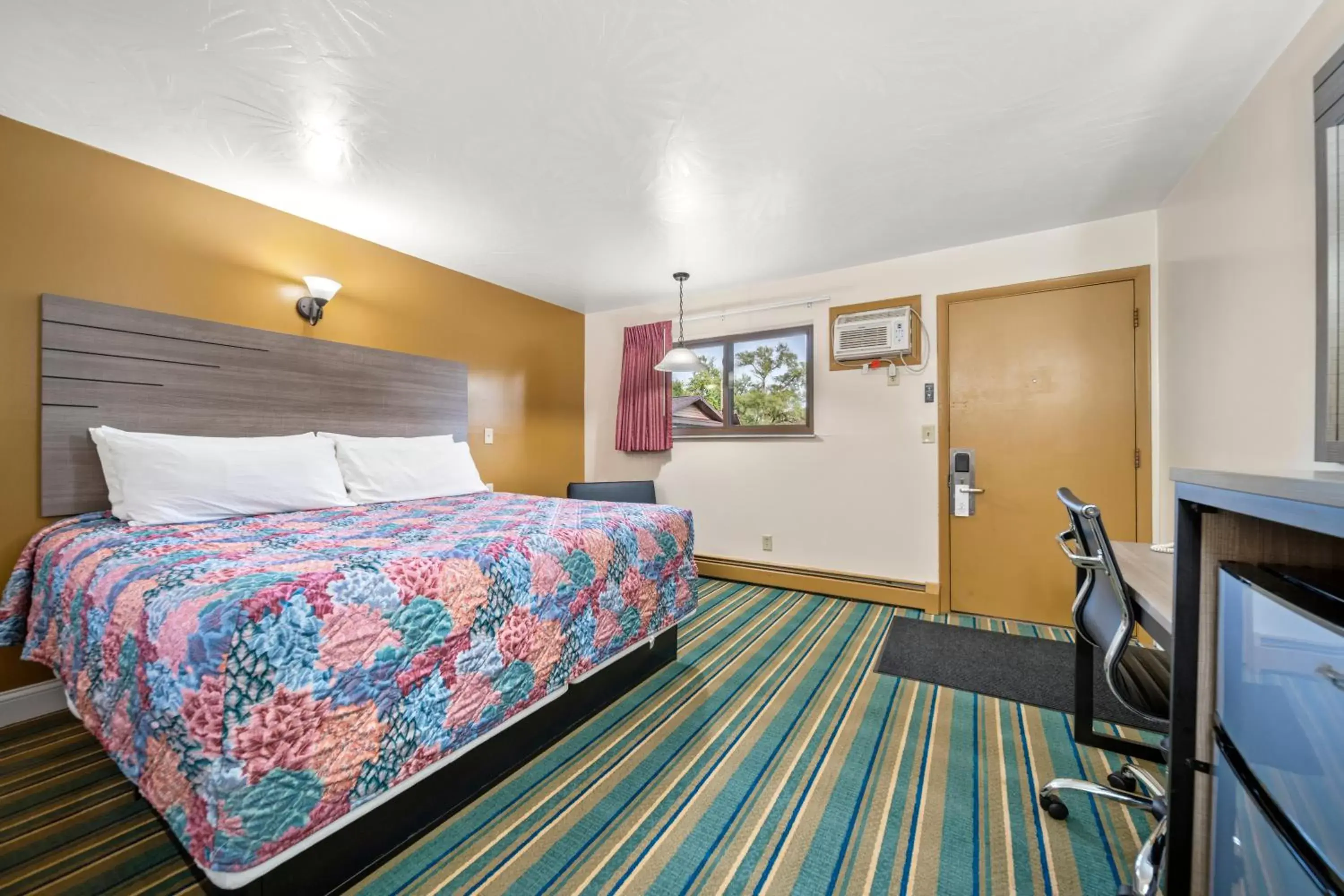 Bed in Kingsway Inn