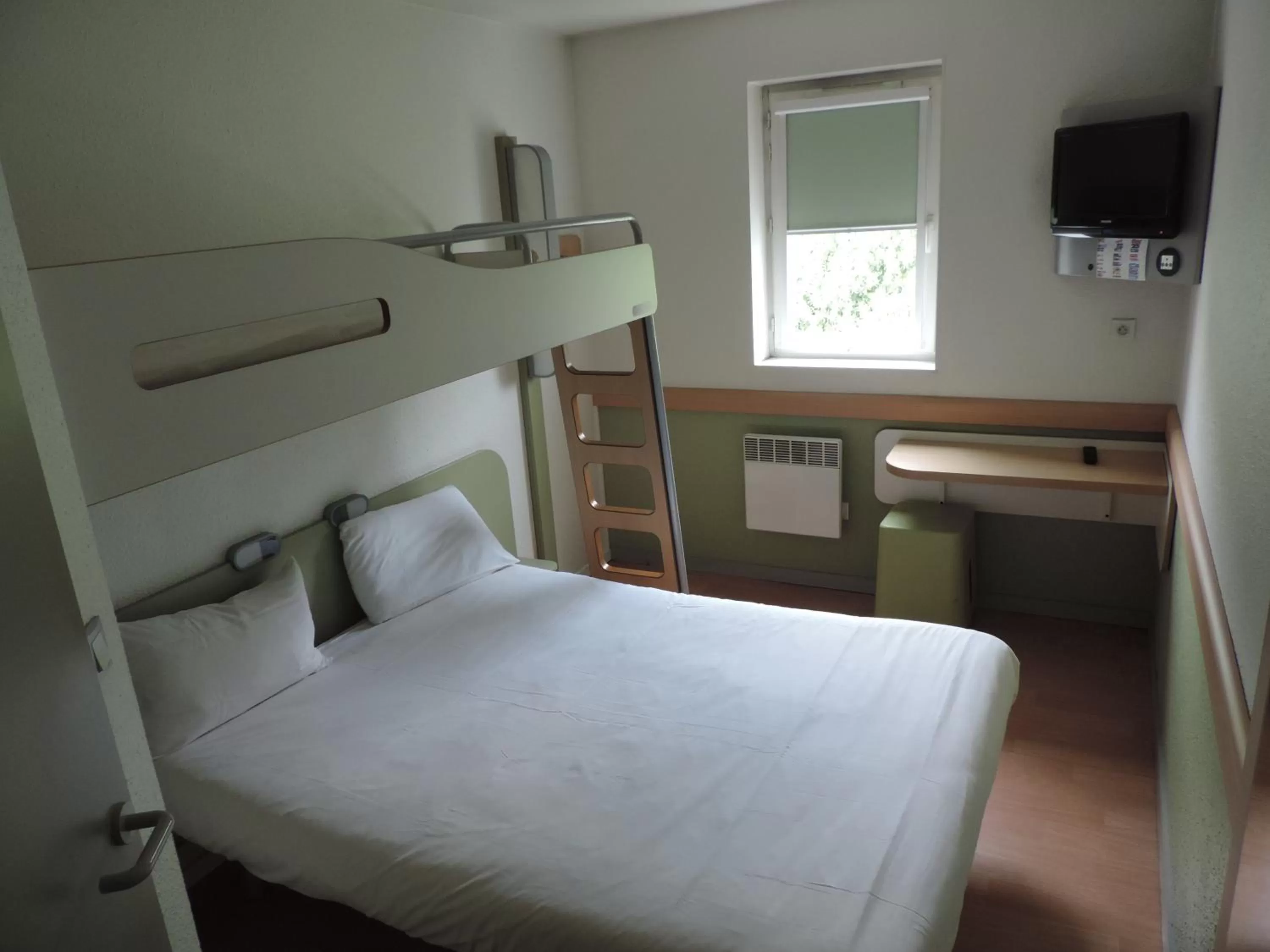 Bedroom, Bed in ibis budget Lille Wasquehal