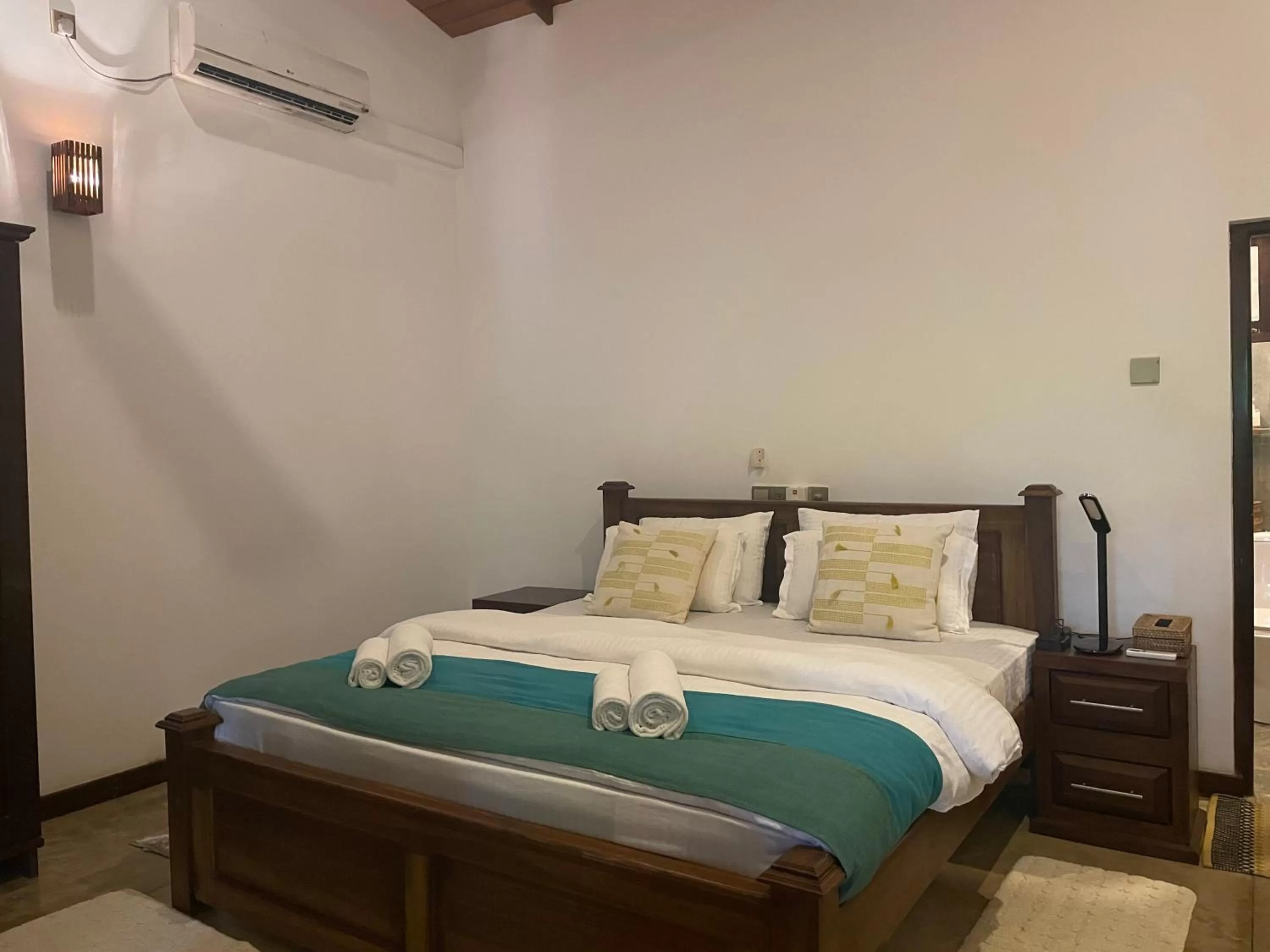 Photo of the whole room, Bed in The Green Edge