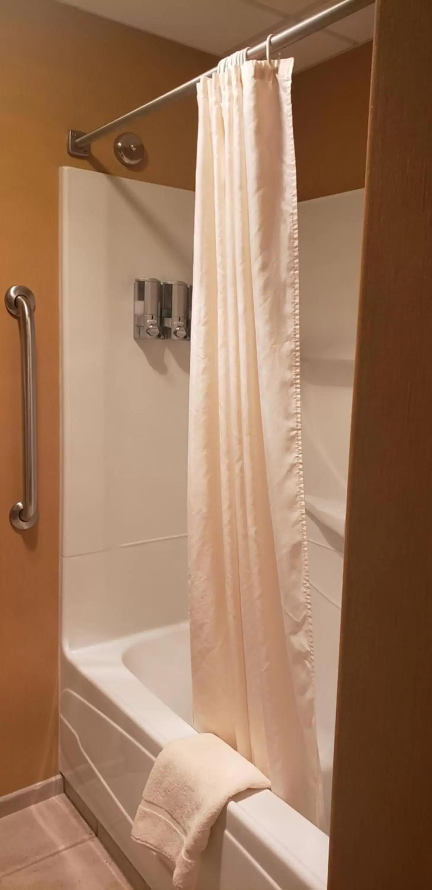 Shower, Bathroom in The Common Man Inn, Spa & Lodge