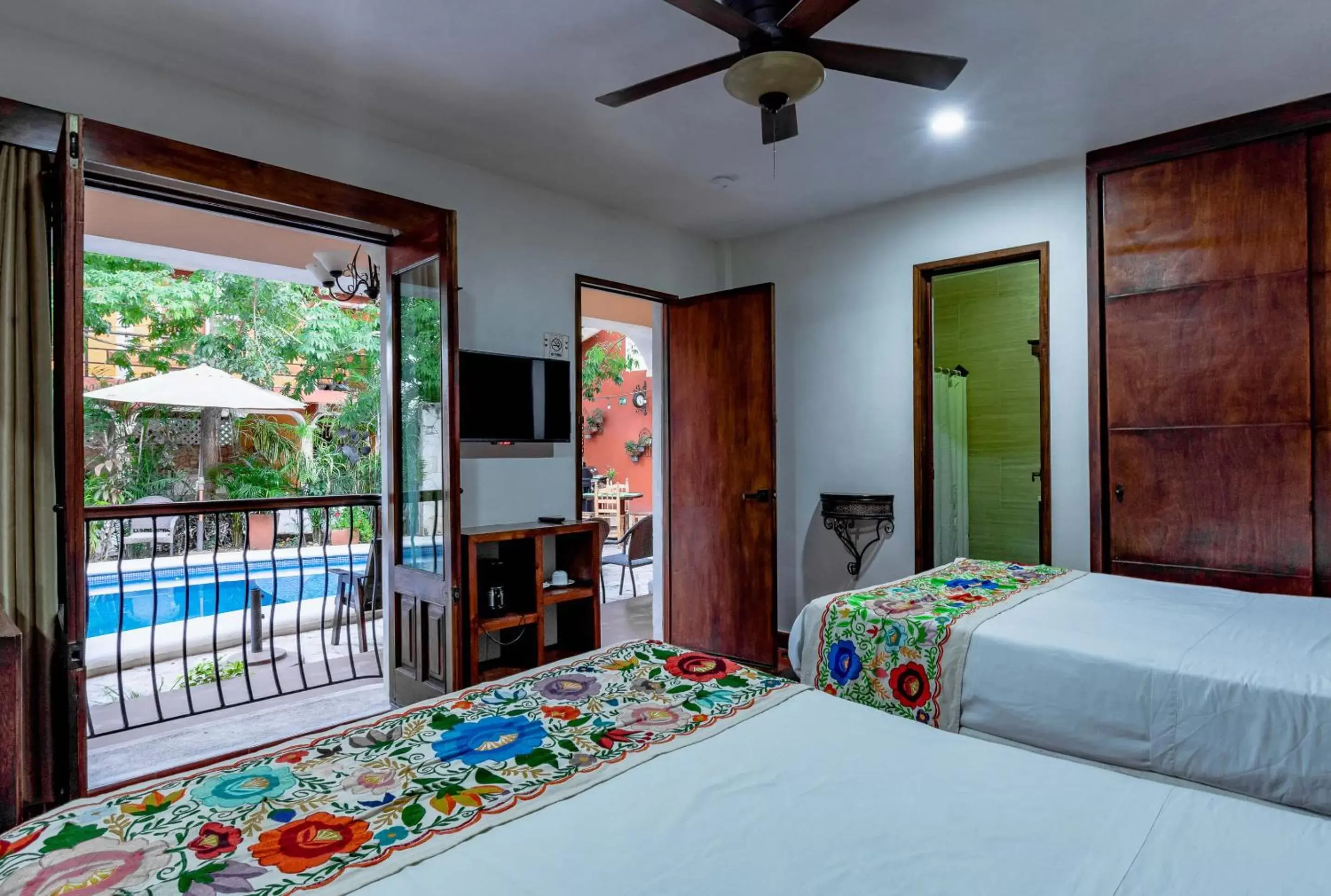 Photo of the whole room, Bed in El Zaguán Colonial by GuruHotel