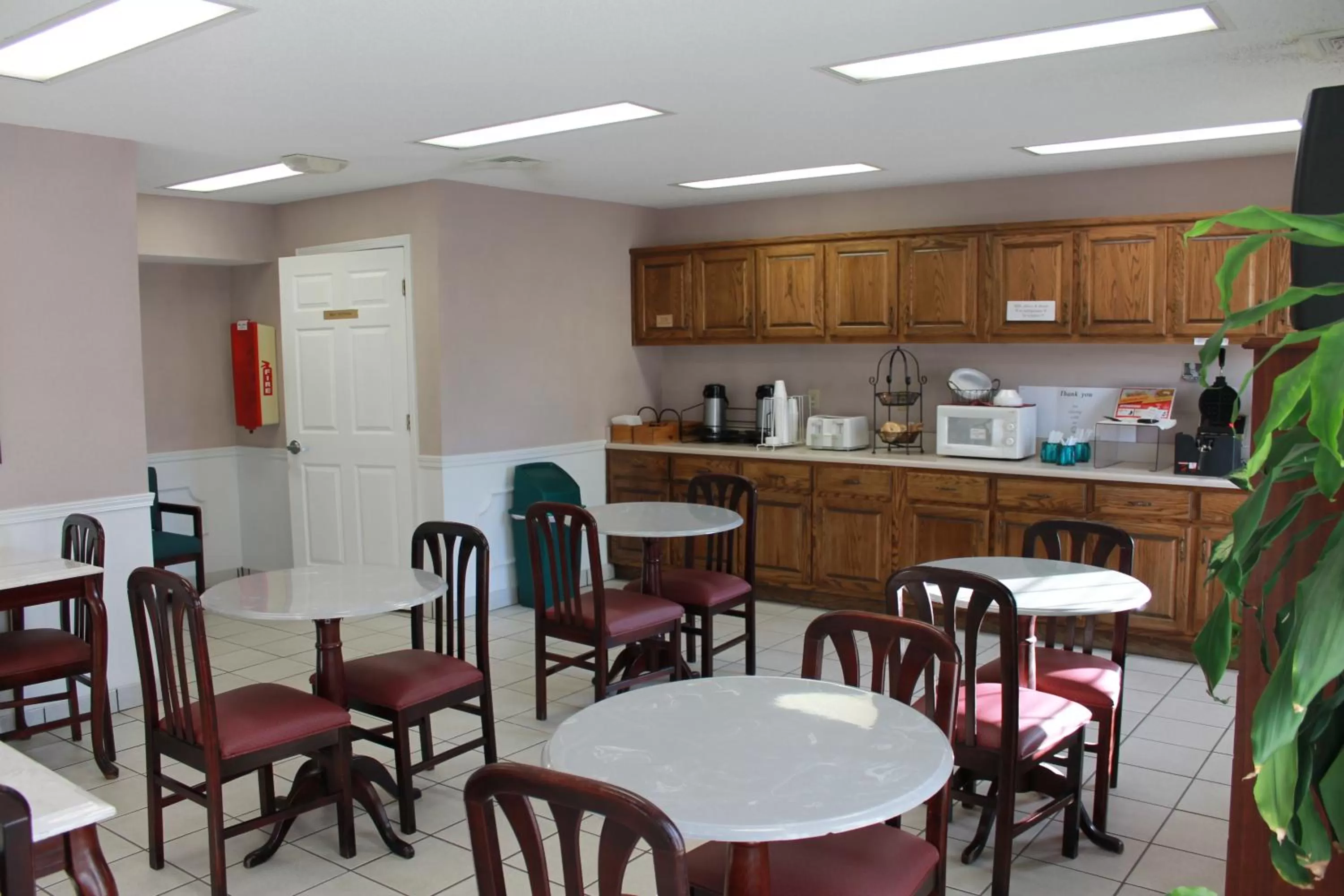 Coffee/tea facilities in American Motel - Lenoir