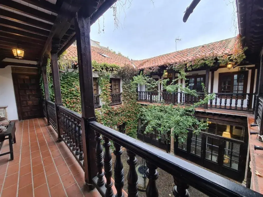 Inner courtyard view, Balcony/Terrace in Hosteria Real De Zamora