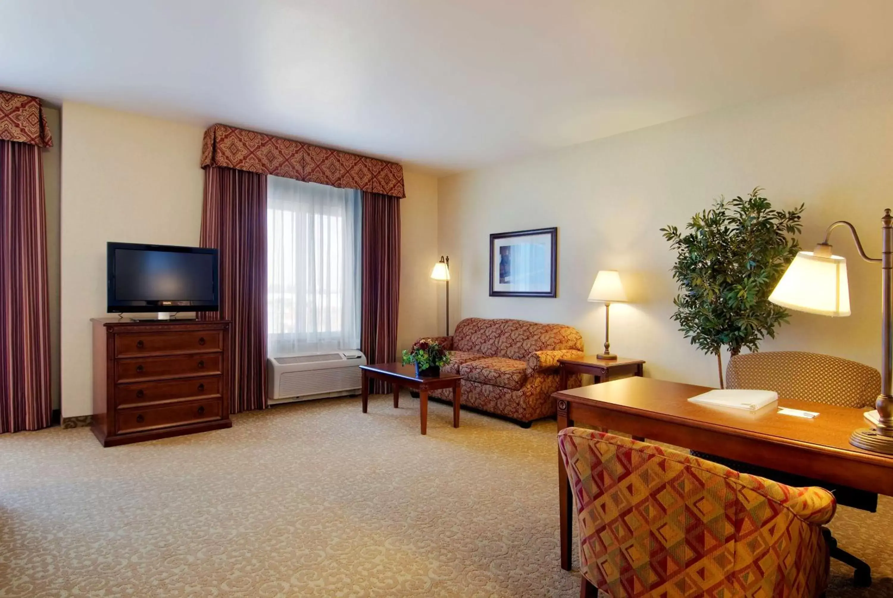 Living room, TV/Entertainment Center in Hampton Inn & Suites Lodi