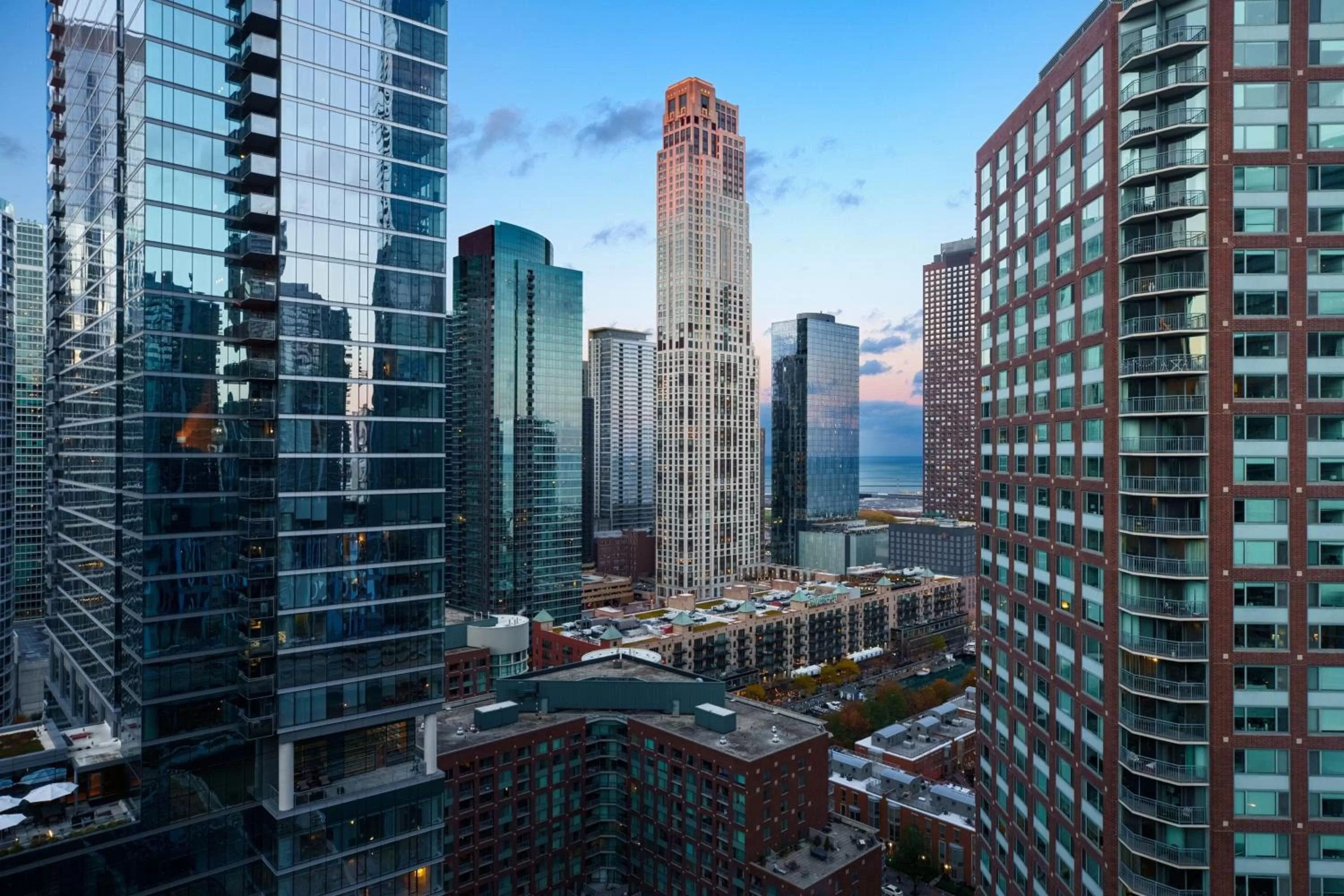 Photo of the whole room in Sheraton Grand Chicago Riverwalk