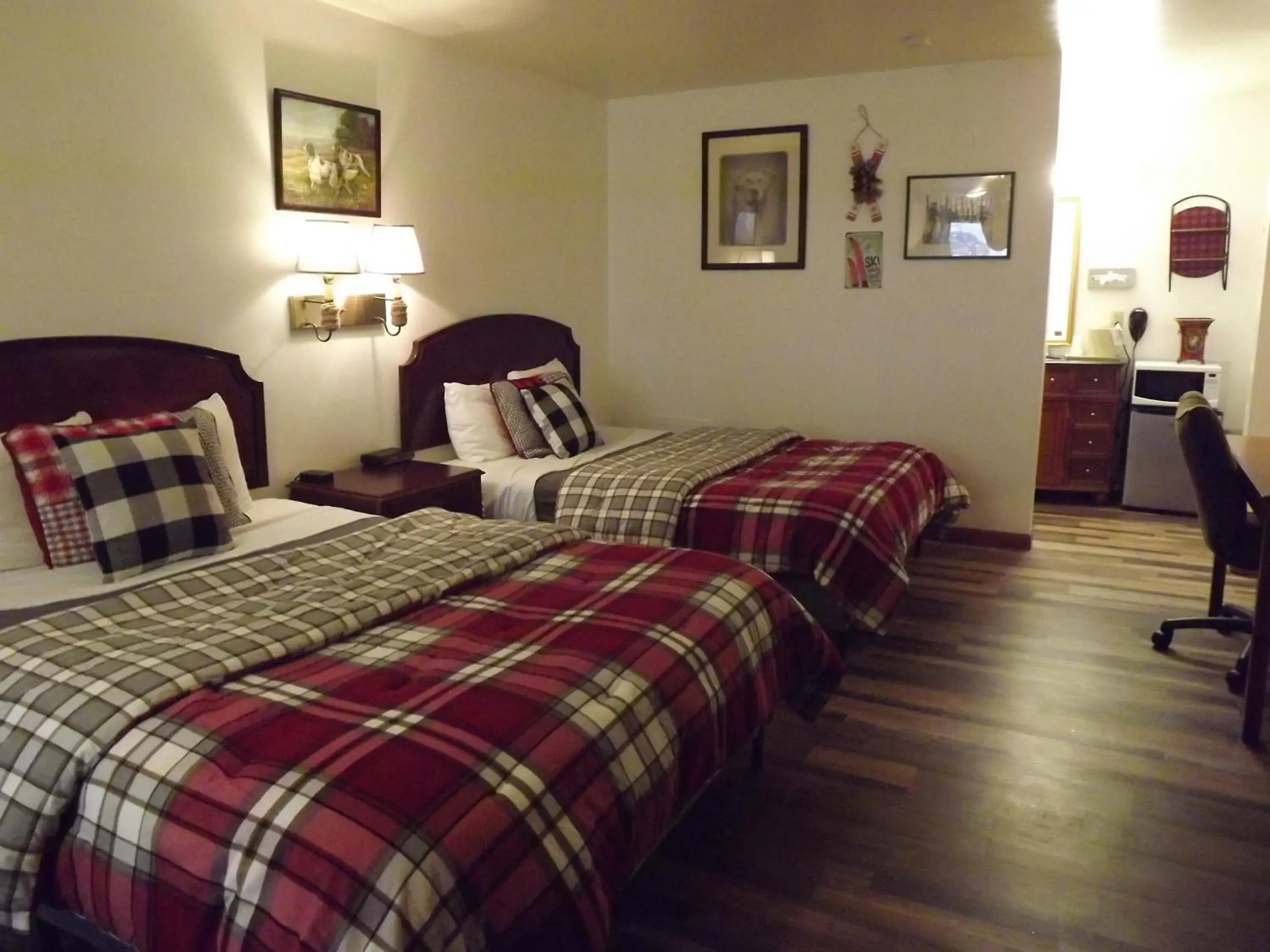 Photo of the whole room, Bed in Crest Country Inn