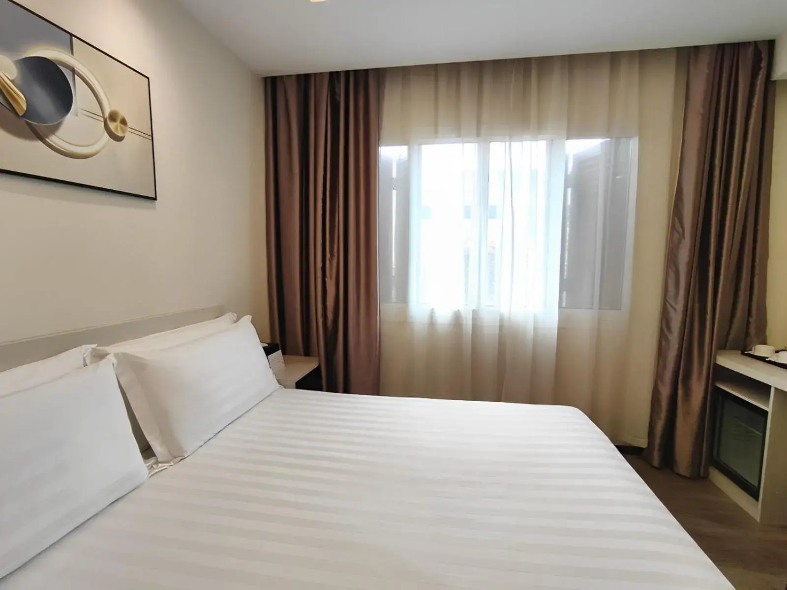 Photo of the whole room, Bed in Link Hotel Singapore