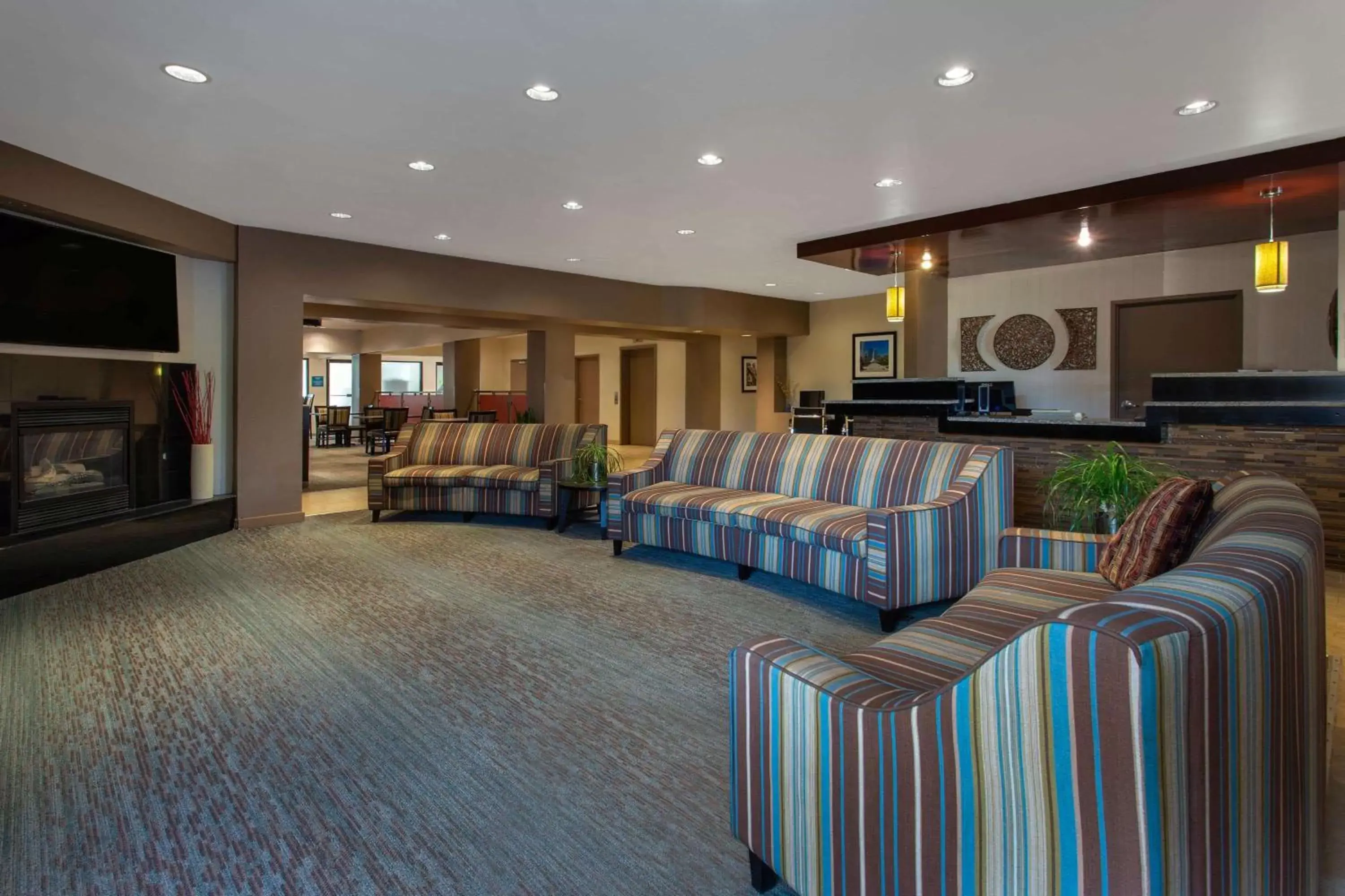 Lobby or reception, Seating Area in Ramada by Wyndham Glendale Heights/Lombard