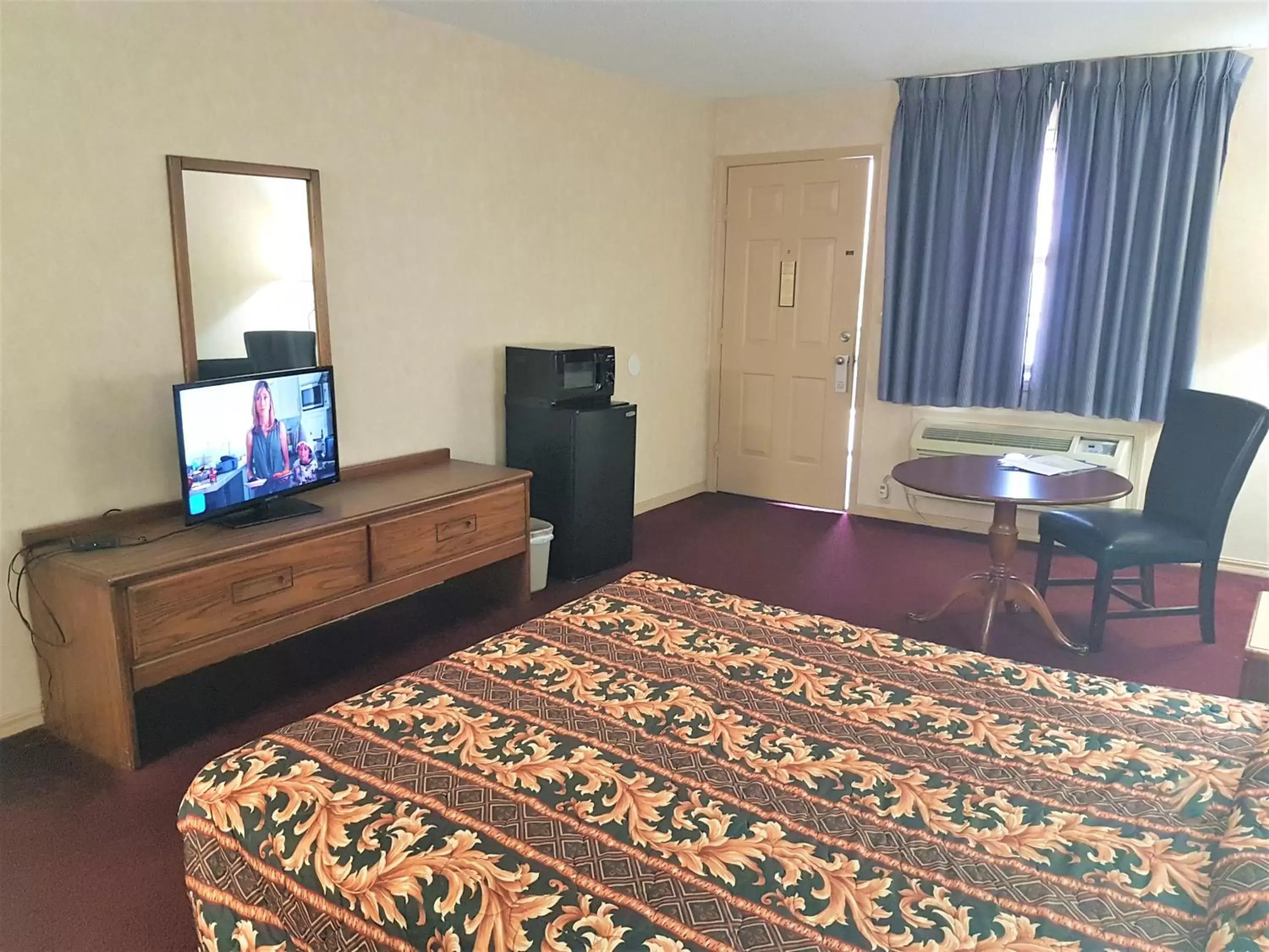 Photo of the whole room, TV/Entertainment Center in Swiss Village Inn