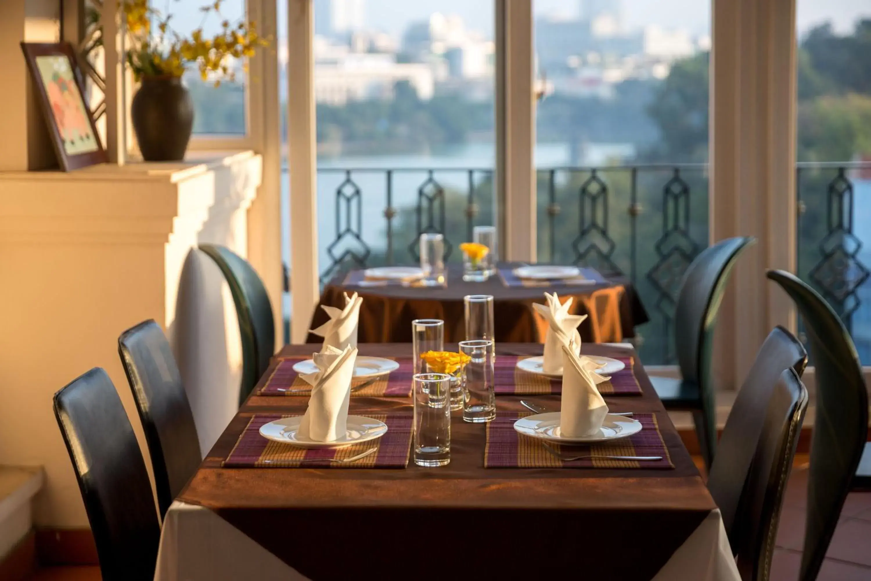 Restaurant/Places to Eat in Lakeside Palace Hotel