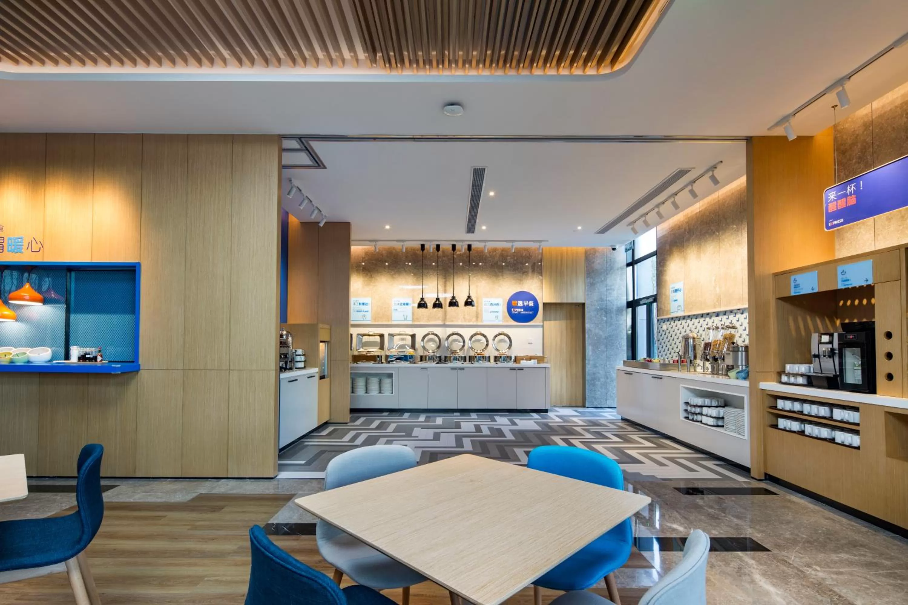 Restaurant/places to eat in Holiday Inn Express Shanghai Kangqiao by IHG