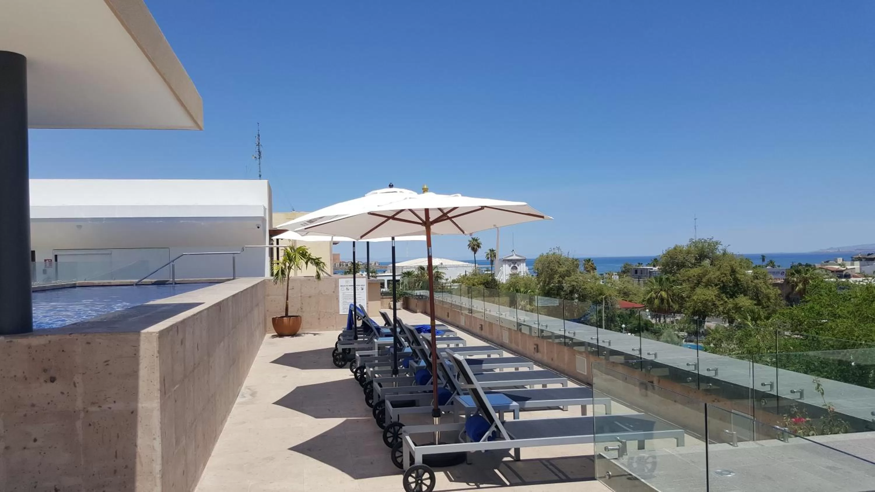 Swimming pool in Hotel Catedral La Paz