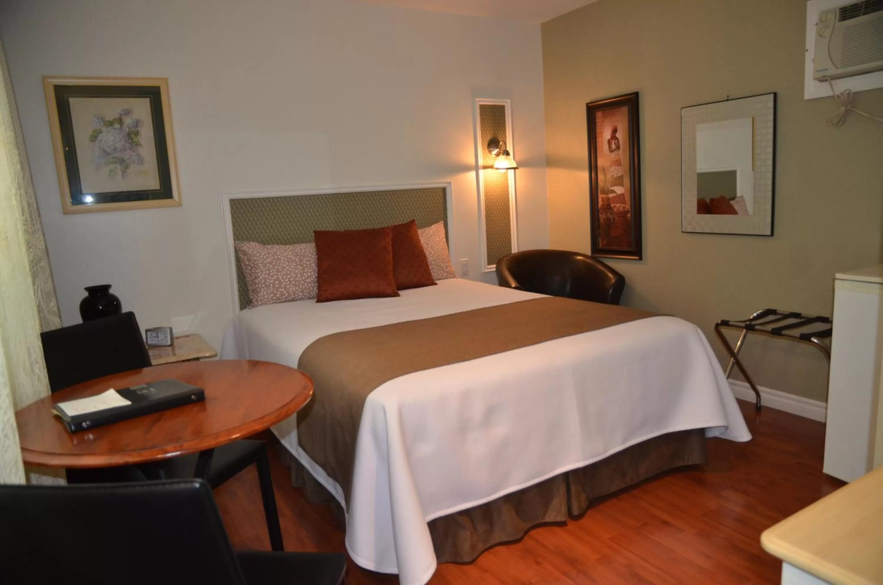 Dining area, Bed in Motel Derfal