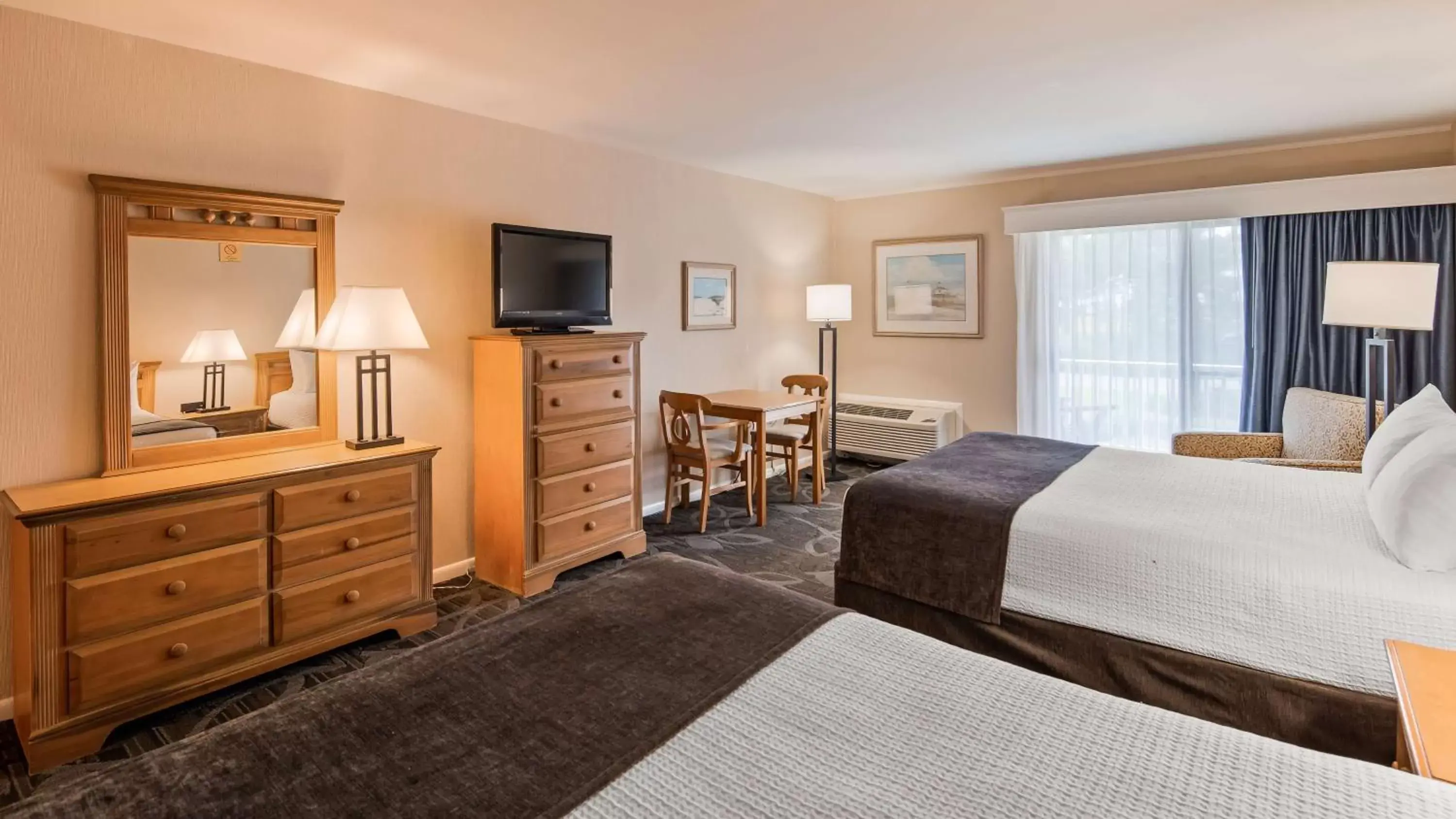 Bedroom, TV/Entertainment Center in Best Western Chincoteague Island