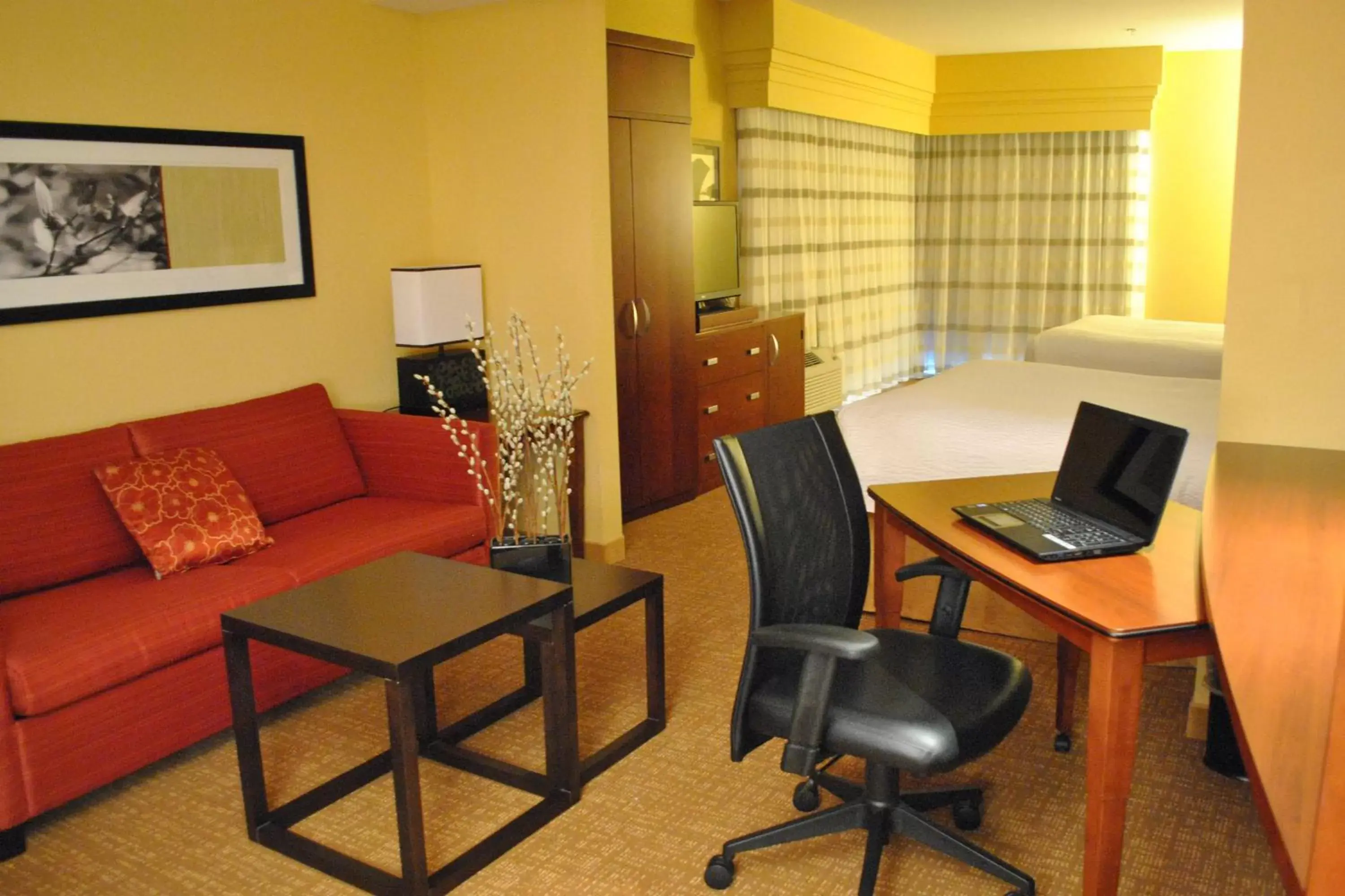 Photo of the whole room in Courtyard by Marriott Evansville East