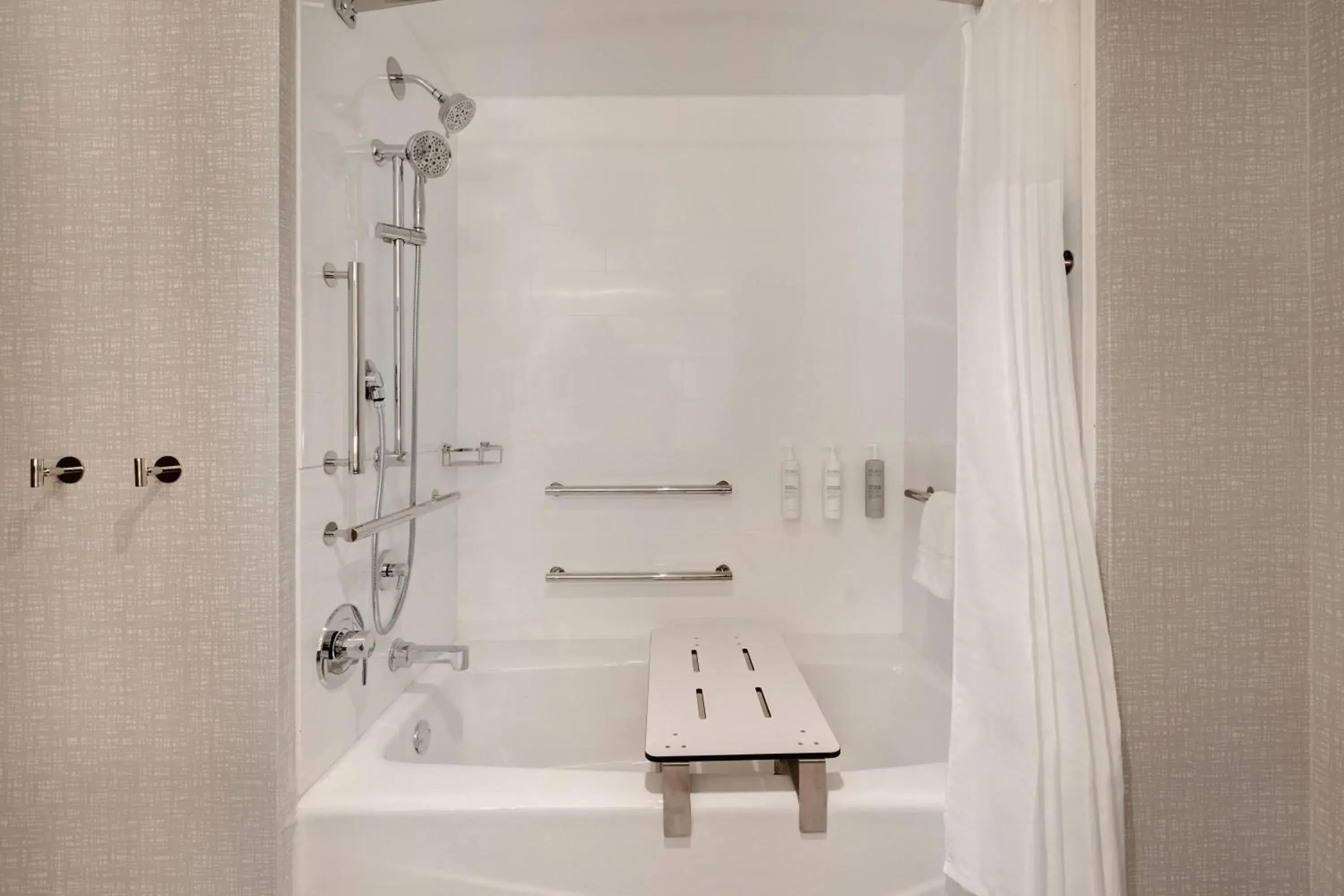 Shower, Bathroom in Hampton Inn Chicago Orland Park