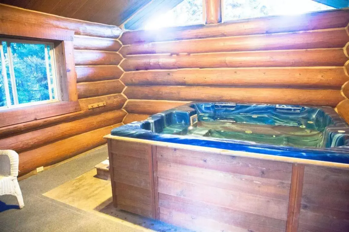 Hot Tub, Spa/Wellness in Log Inn Bonners Ferry