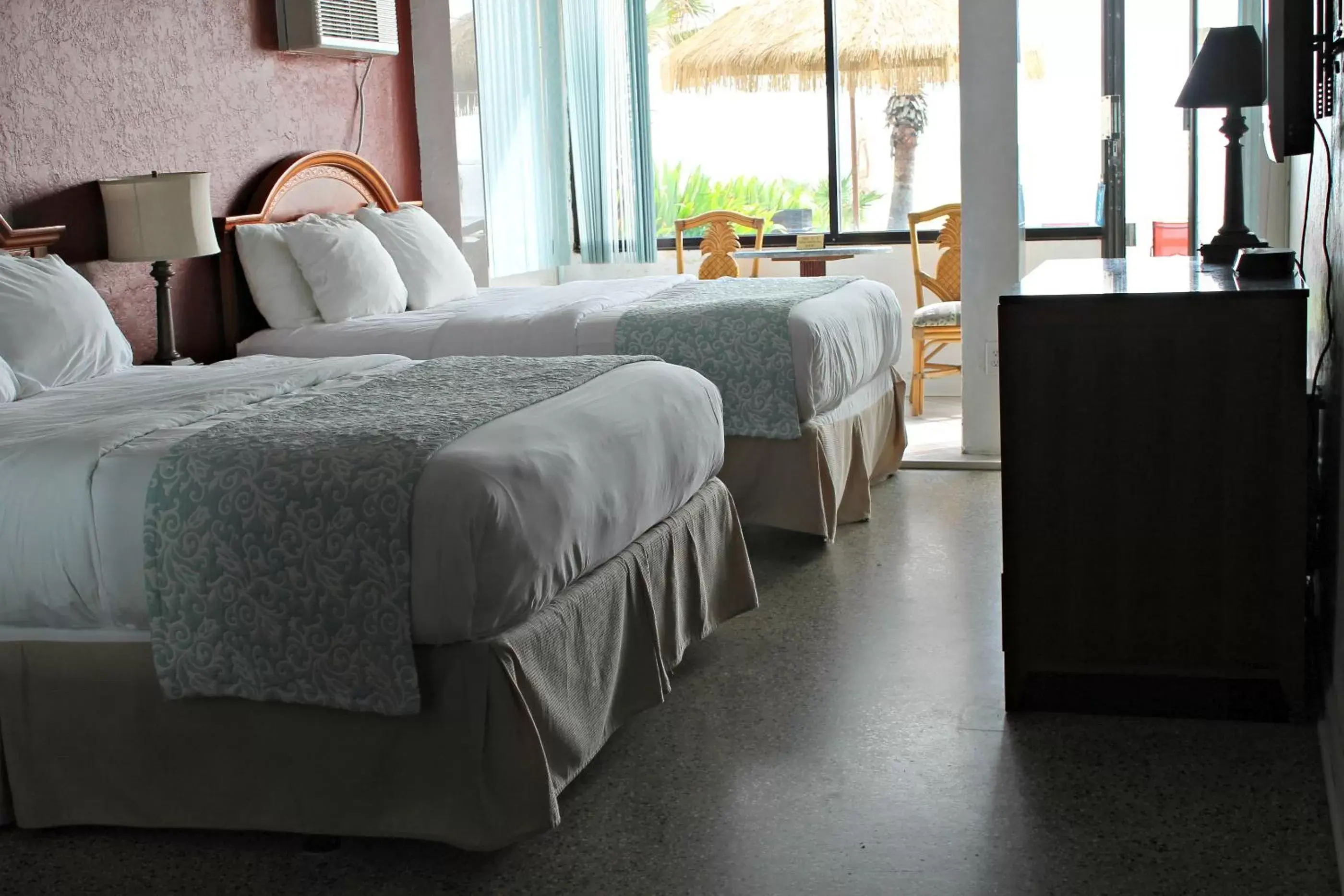 Photo of the whole room, Bed in Daytona Dream Inn By AmeriVu
