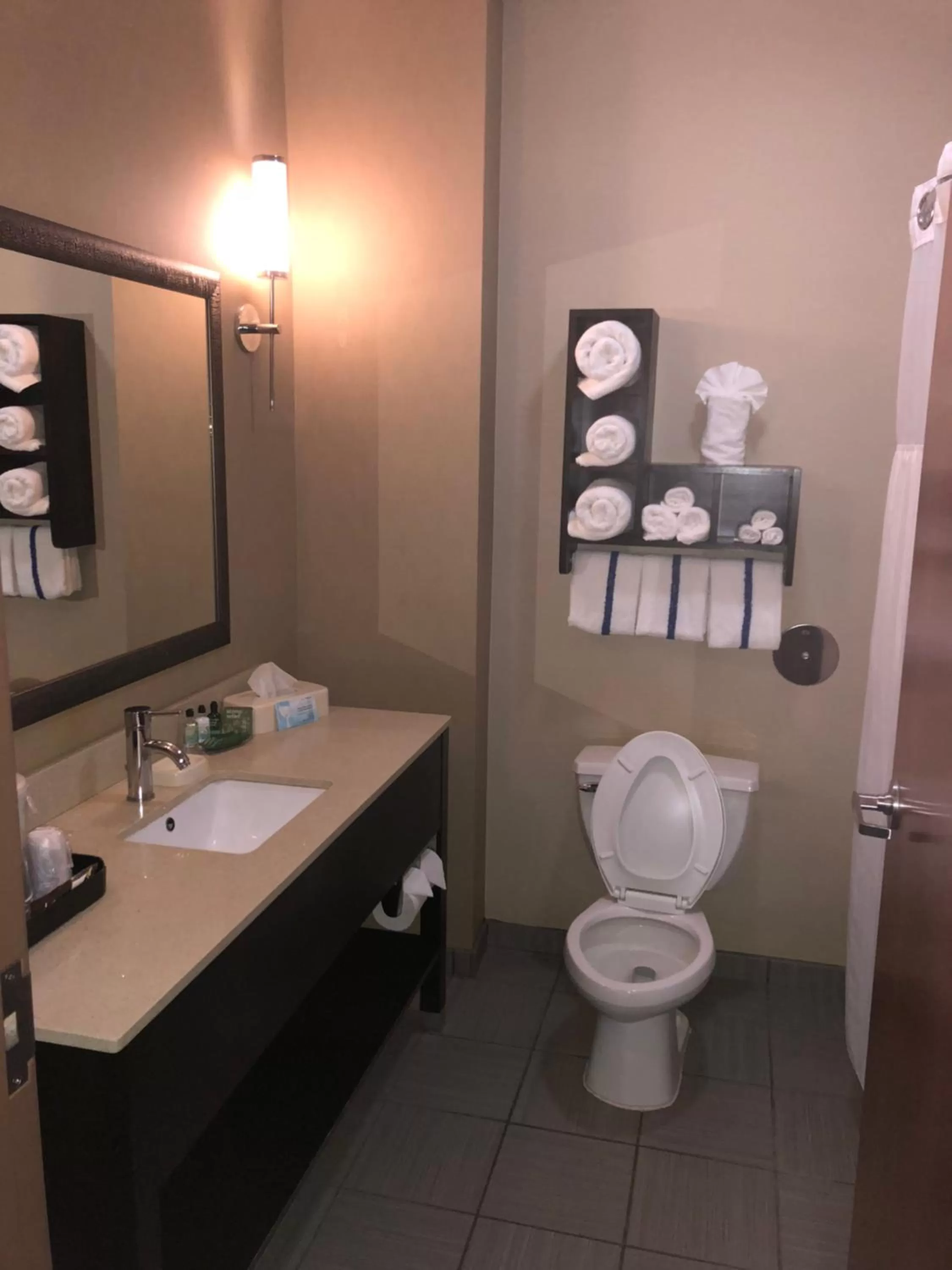 Countryview Inn & Suites