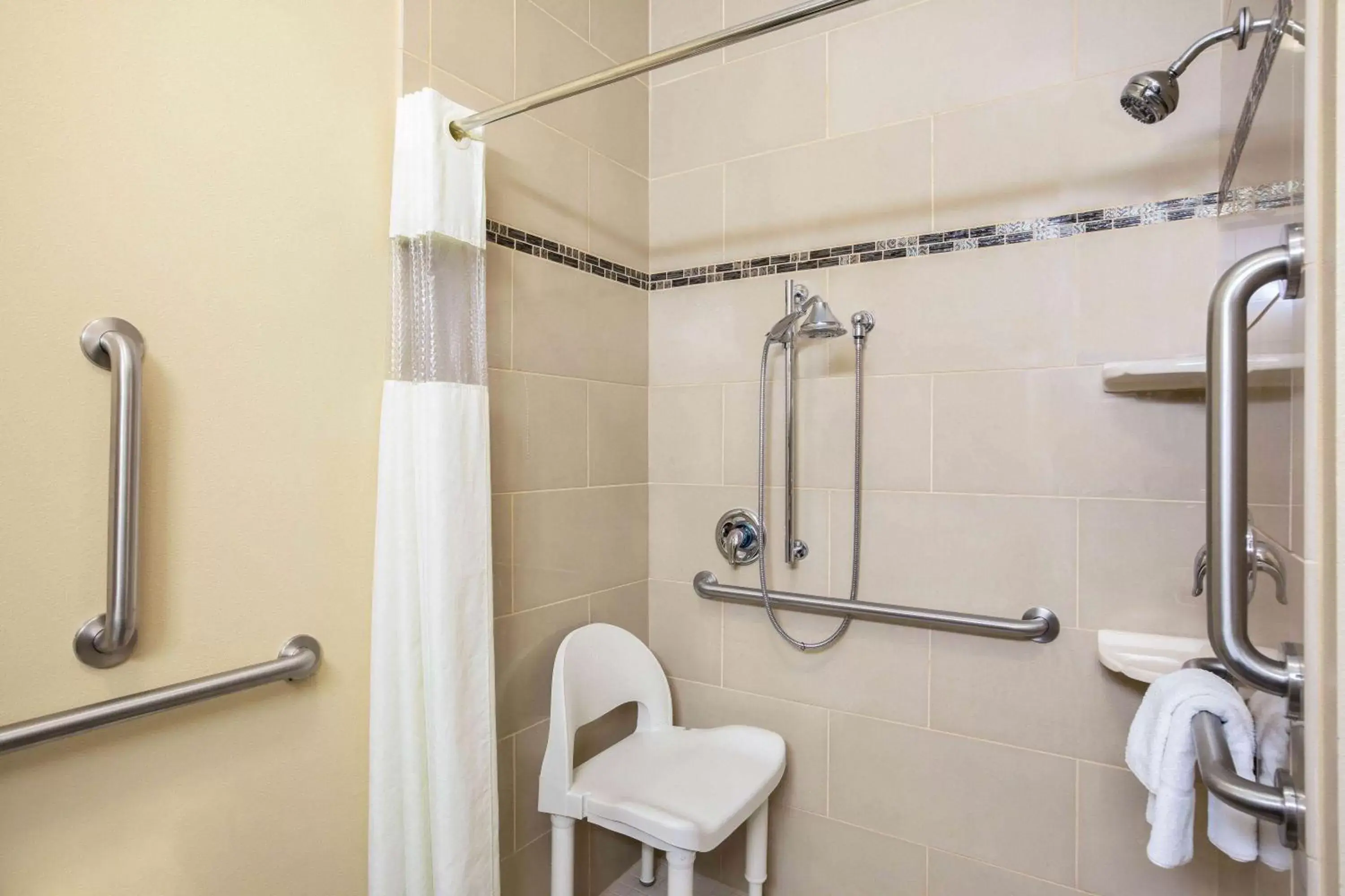 Shower, Bathroom in La Quinta by Wyndham Sioux Falls
