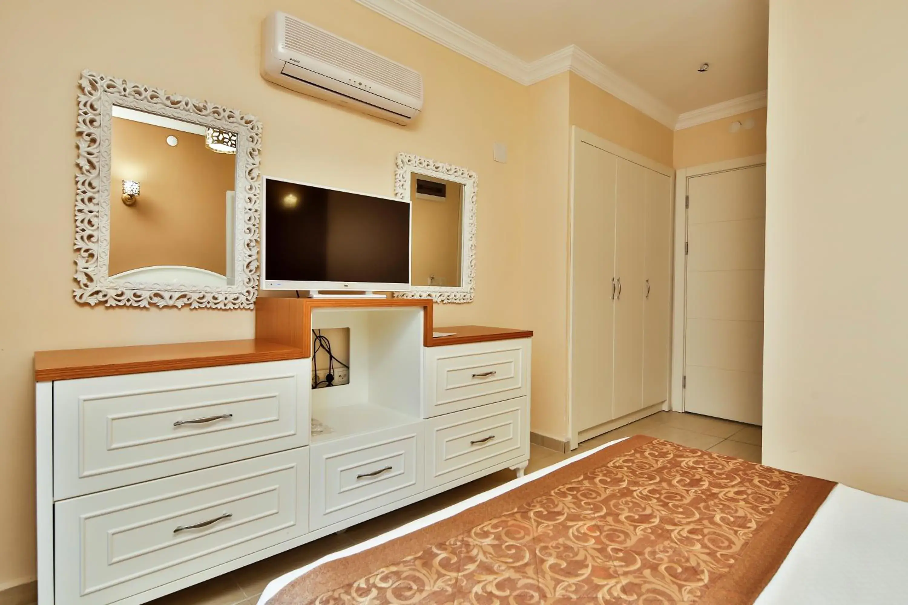 Photo of the whole room, TV/Entertainment Center in Enda Boutique Hotel Kalkan