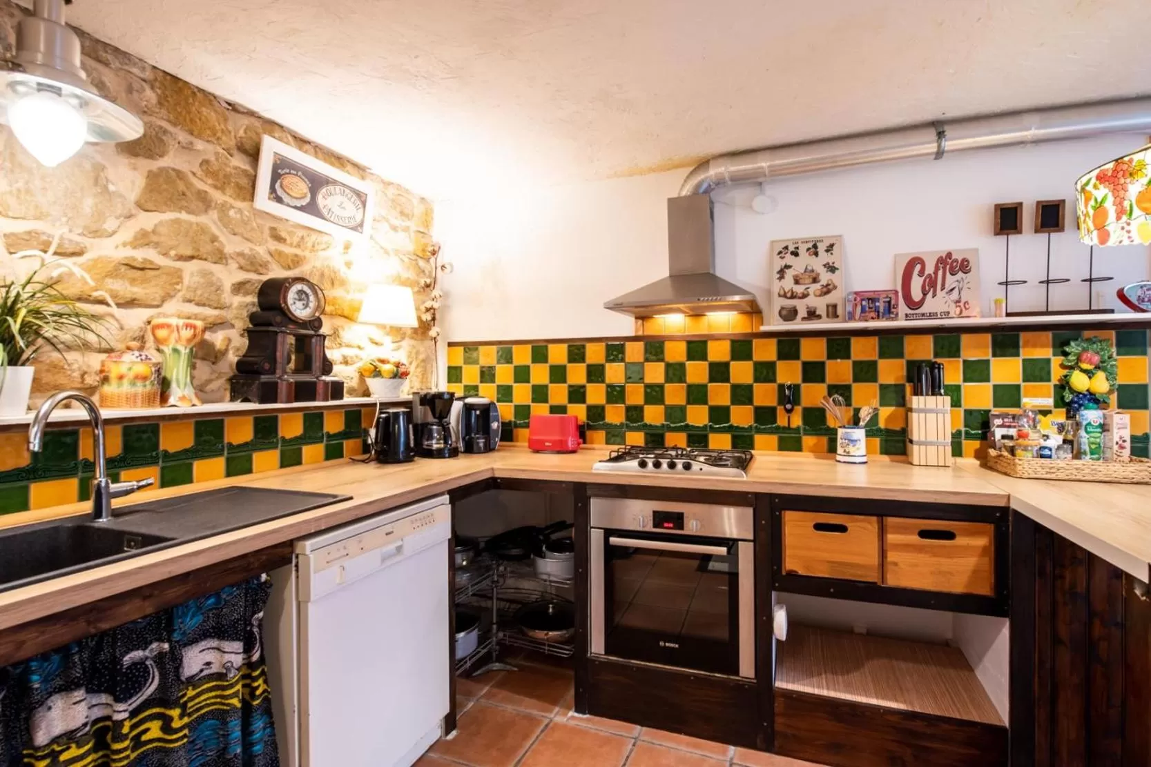 Communal kitchen in VILLA ZENITH Hostel - LA MAISON