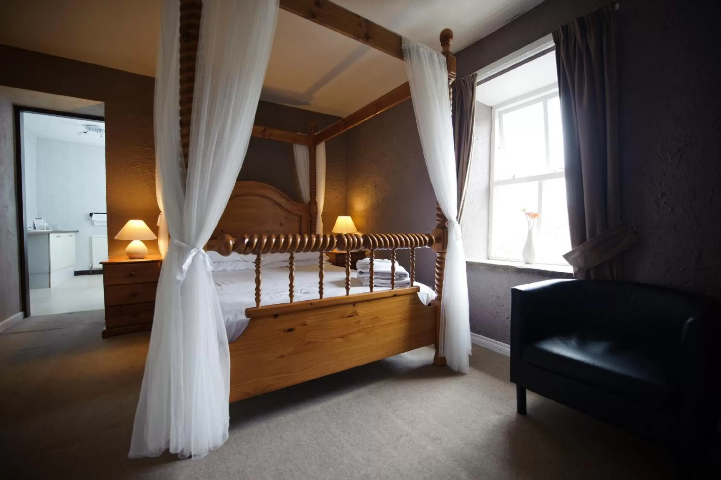 Photo of the whole room, Bed in The Lantern Pike Inn