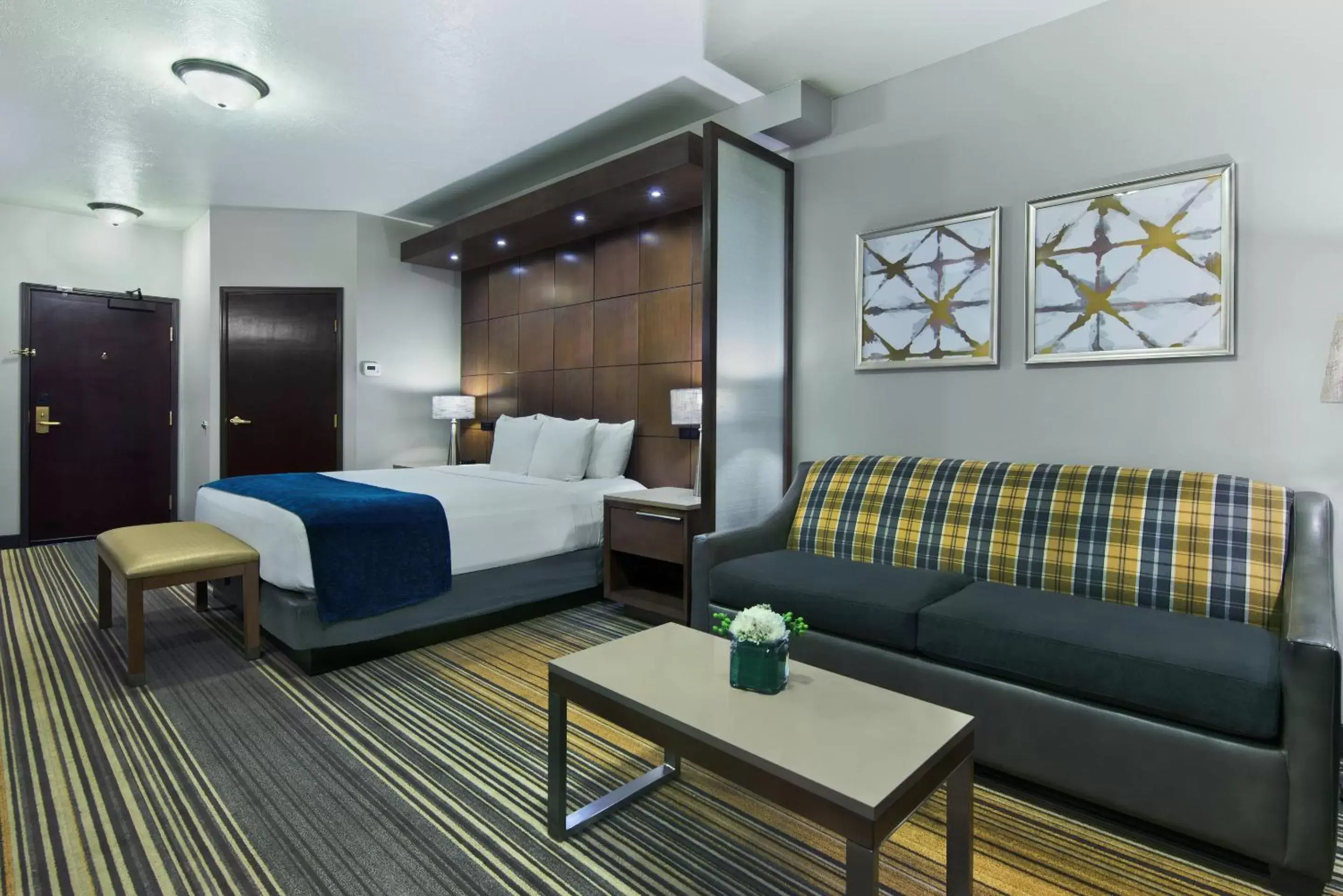 TV and multimedia, Bed in Oxford Suites Spokane Downtown TV and multimedia, Bed in Oxford Suites Spokane Downtown