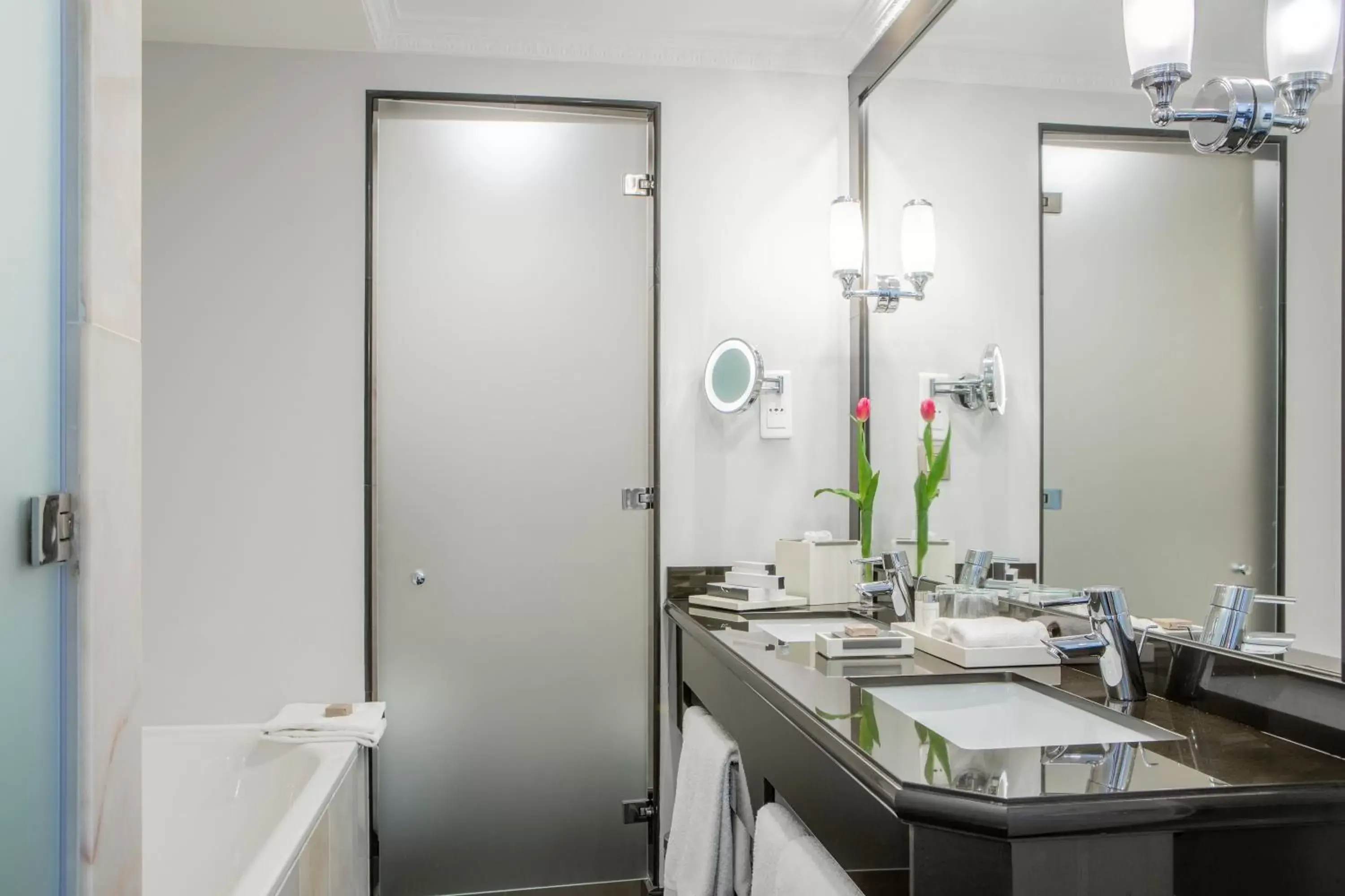 Photo of the whole room, Bathroom in InterContinental Porto - Palacio das Cardosas, an IHG Hotel