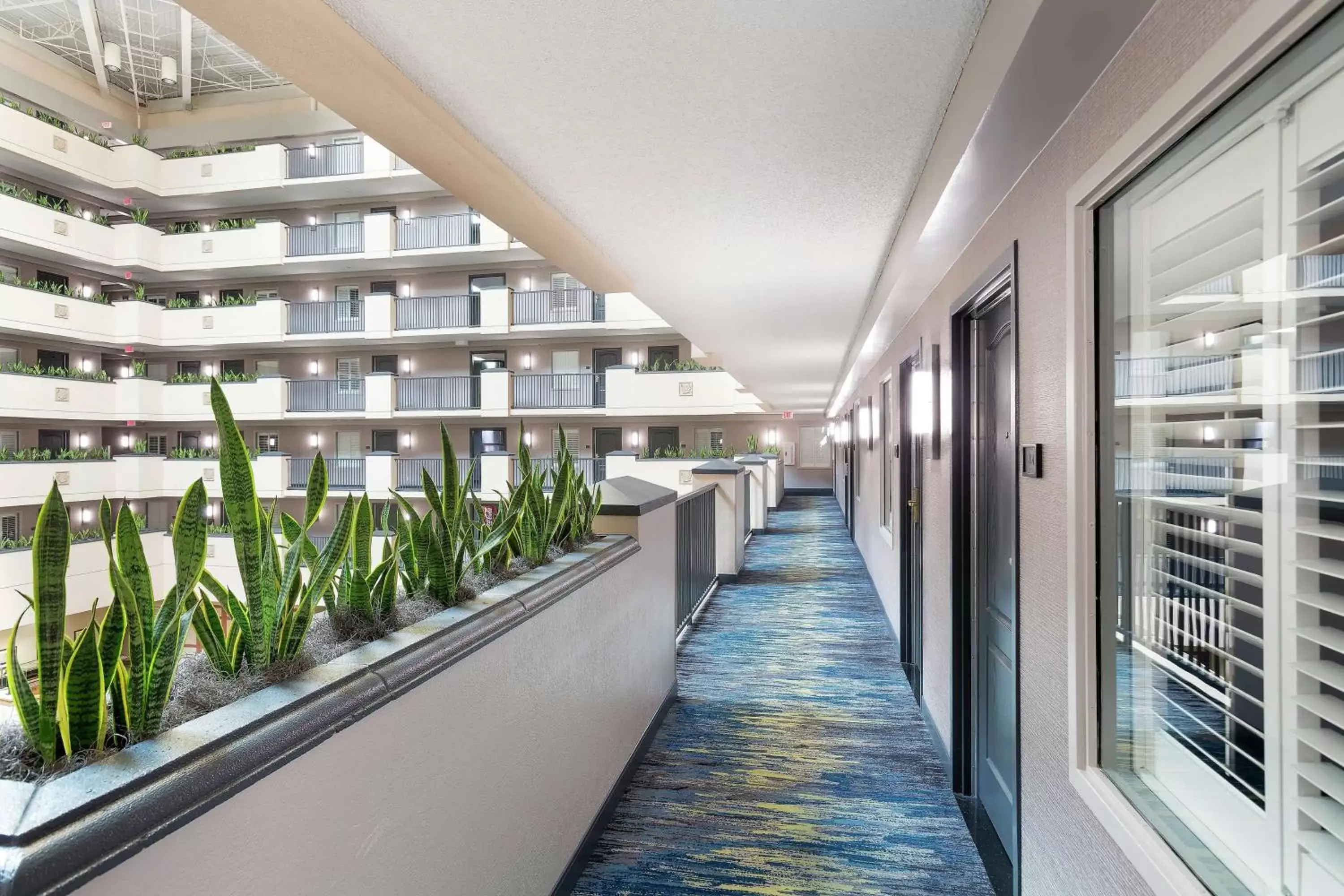 Lobby or reception, Balcony/Terrace in Embassy Suites Orlando - Airport