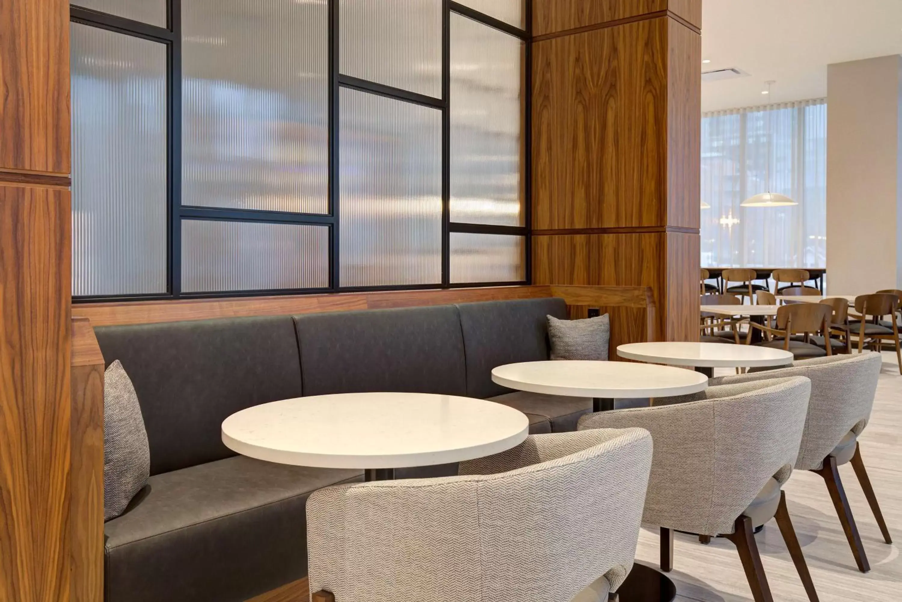 Breakfast, Lounge/Bar in Homewood Suites By Hilton Montreal Downtown