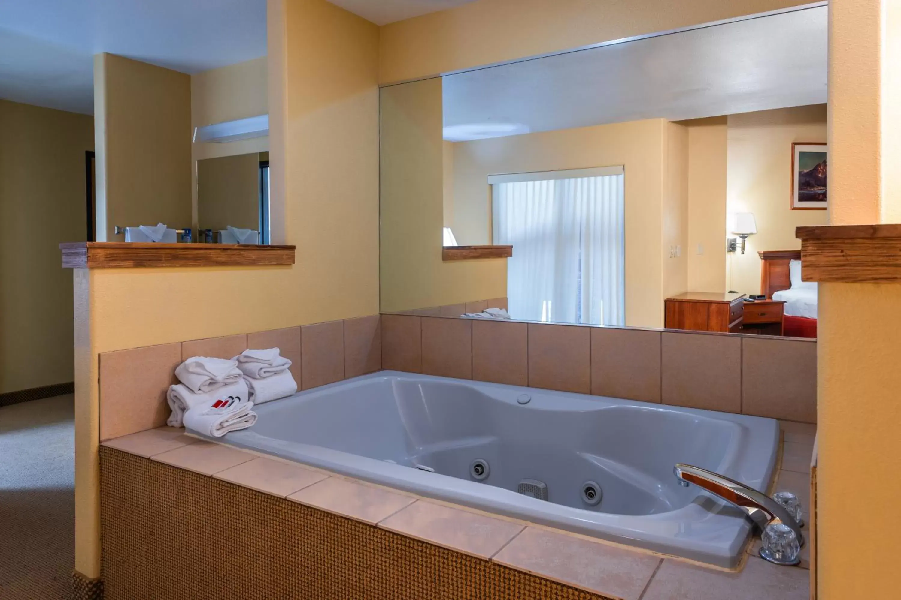 Bath, Bathroom in Pinedale Hotel & Suites
