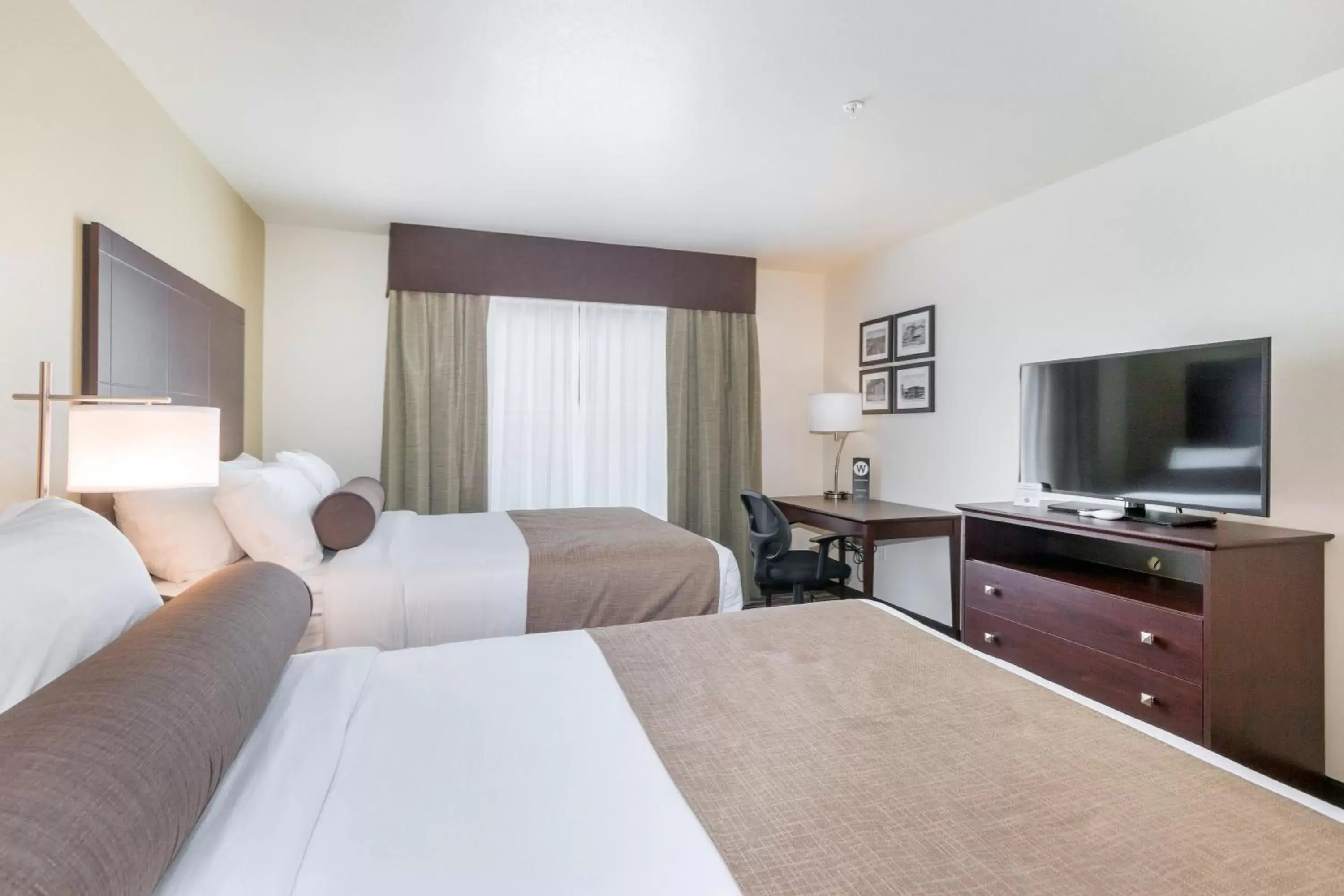 Bed, TV/Entertainment Center in Cobblestone Inn & Suites Fairfield Bay