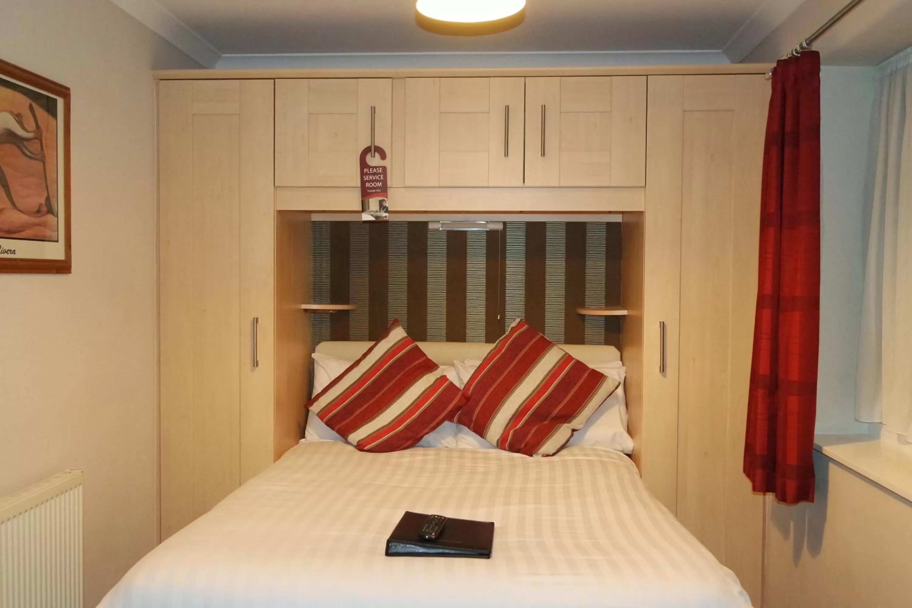 Bedroom, Bed in Gable End Hotel