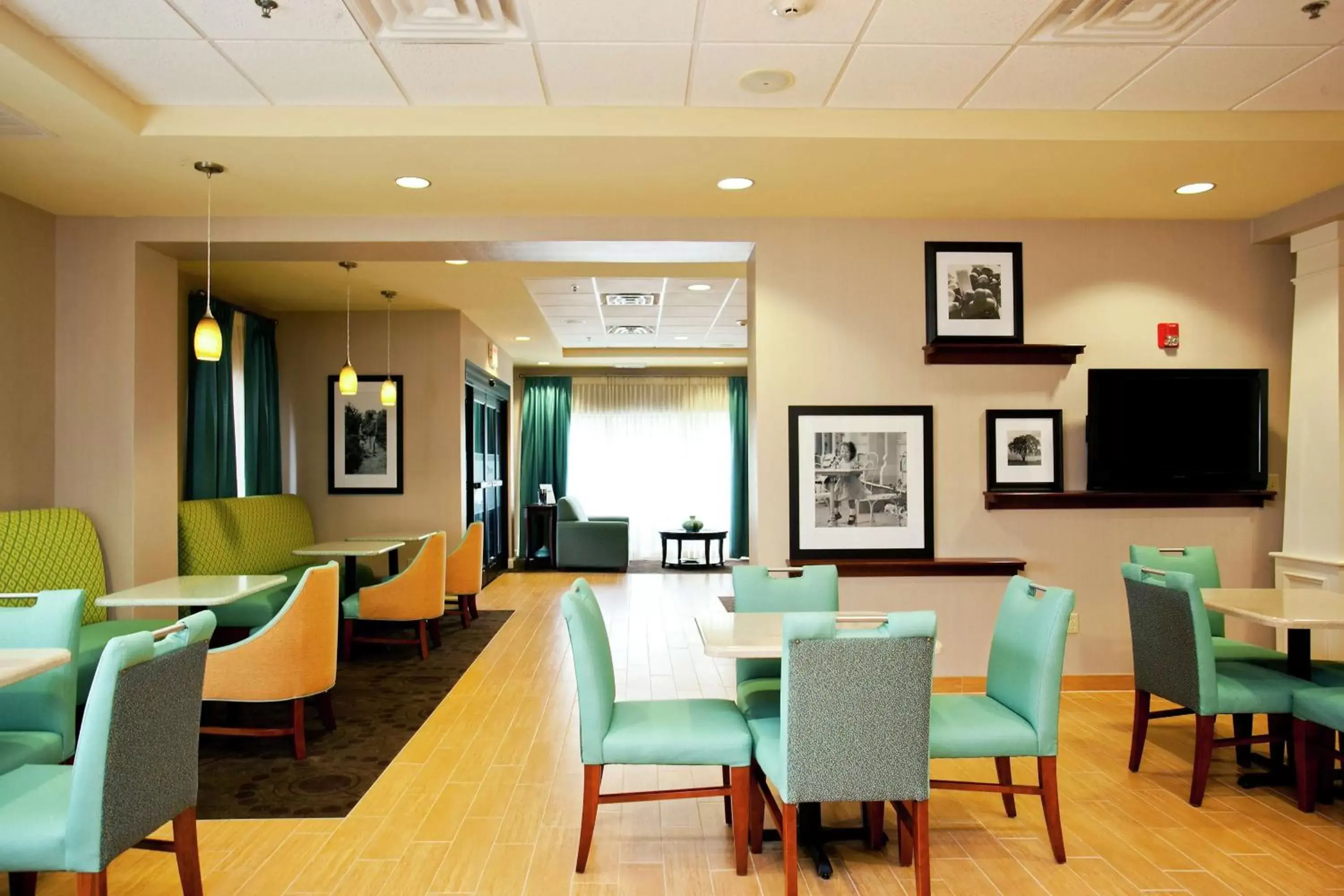 Lobby or reception, Lounge/Bar in Hampton Inn Inwood