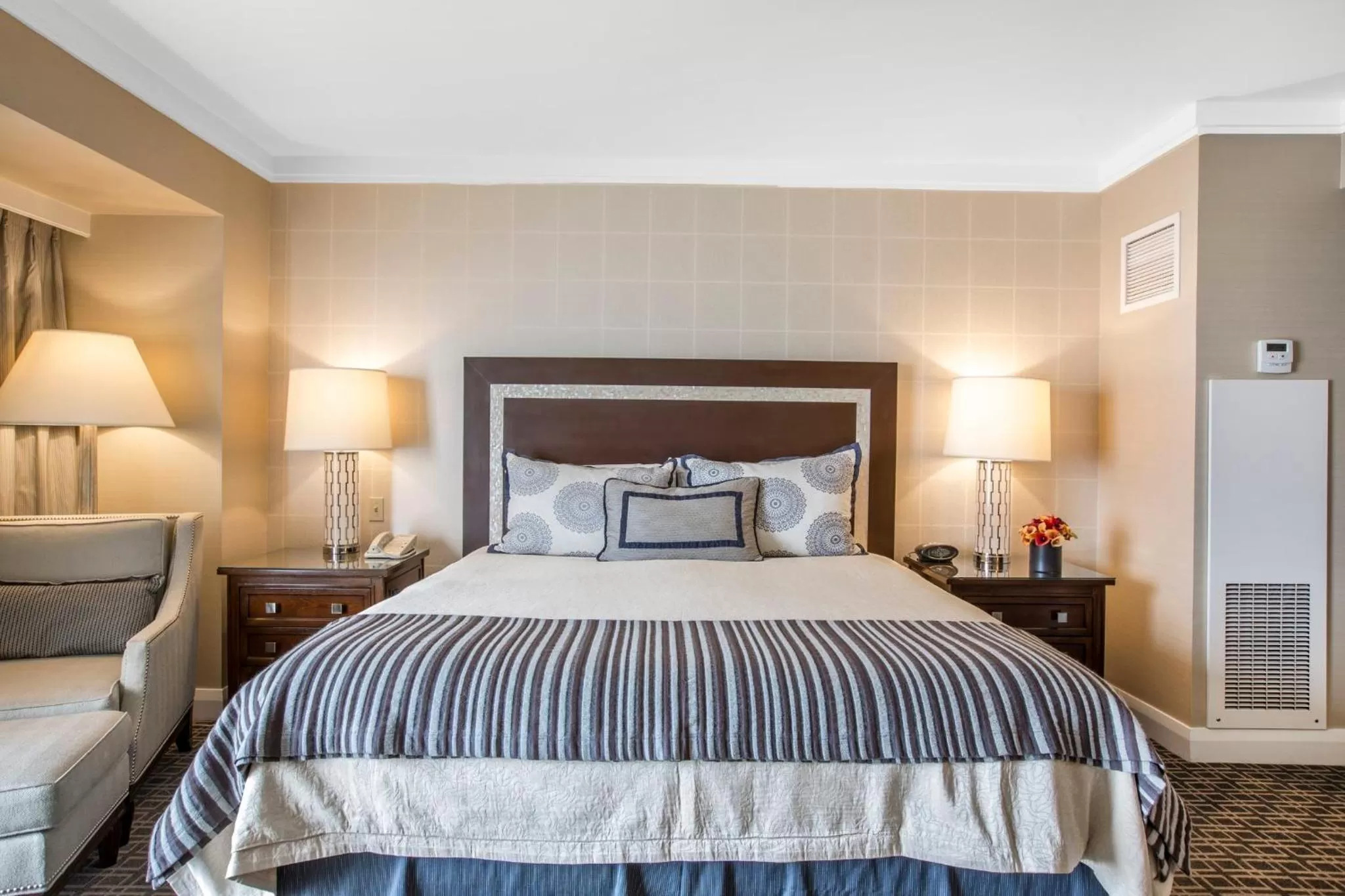 Photo of the whole room, Bed in Omni Los Angeles Hotel