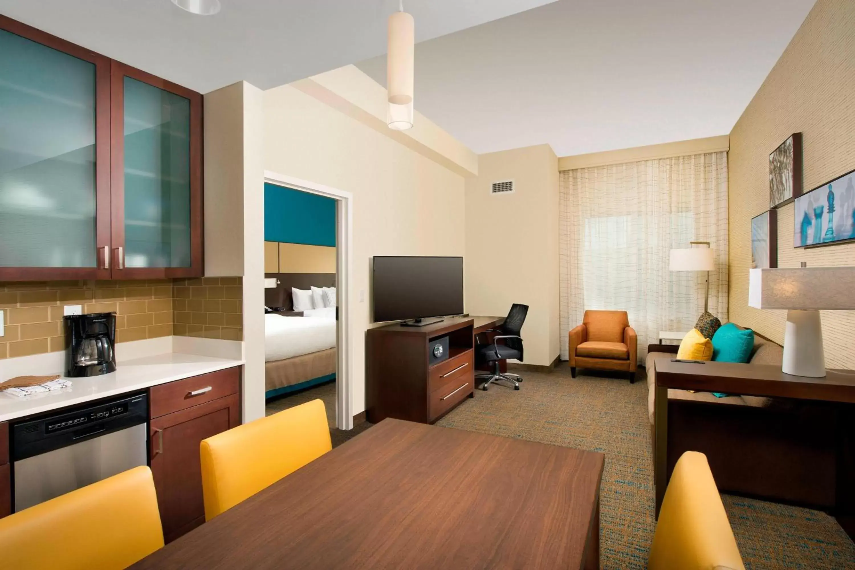 Bedroom, TV/Entertainment Center in Residence Inn by Marriott Miami Airport West/Doral